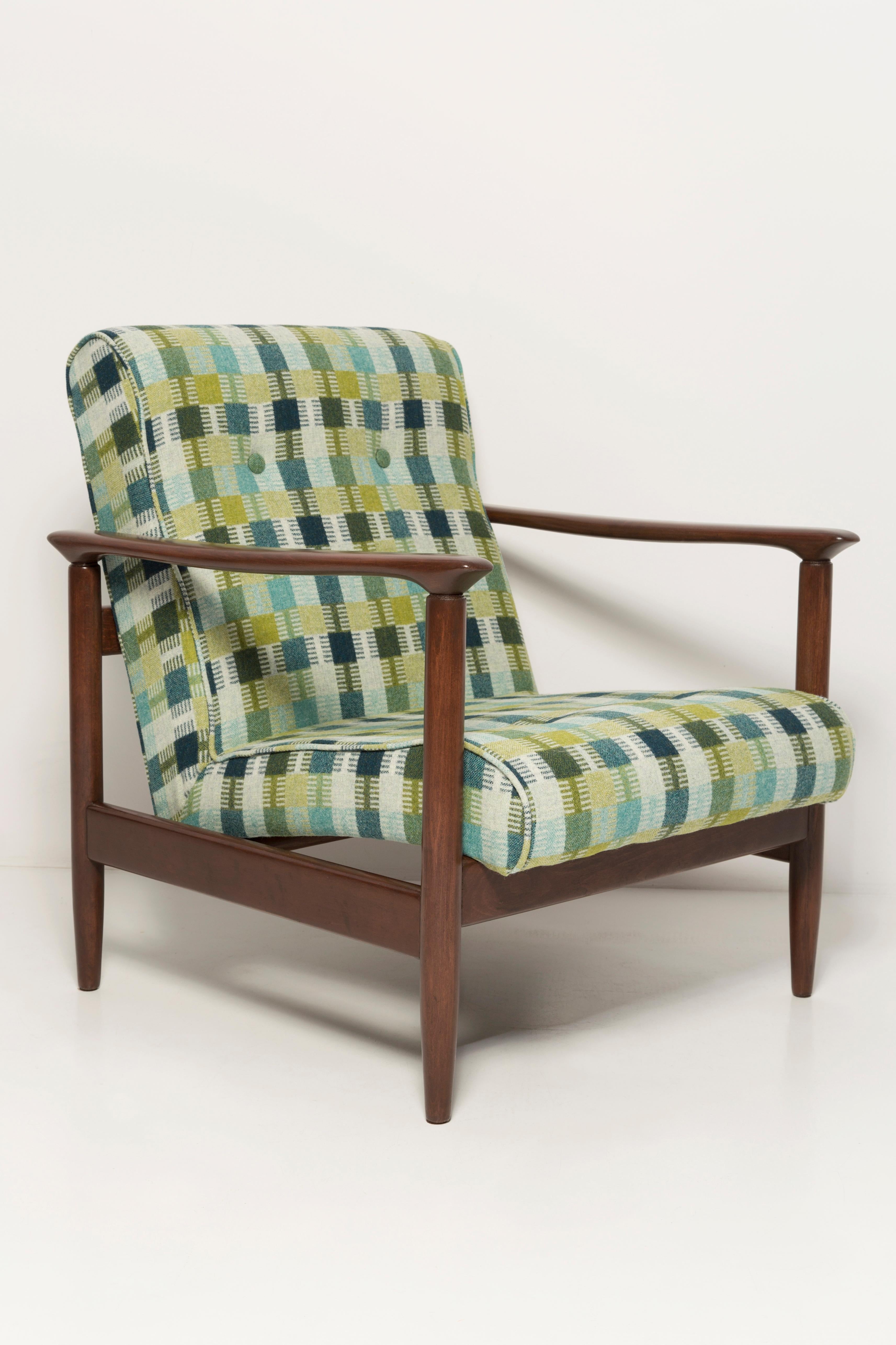 Schöner Sessel aus grüner Wolle GFM-142, entworfen von Edmund Homa, einem polnischen Architekten, Designer von Industriedesign und Innenarchitektur, Professor an der Akademie der Schönen Künste in Danzig. 

Der Sessel wurde in den 1960er Jahren in