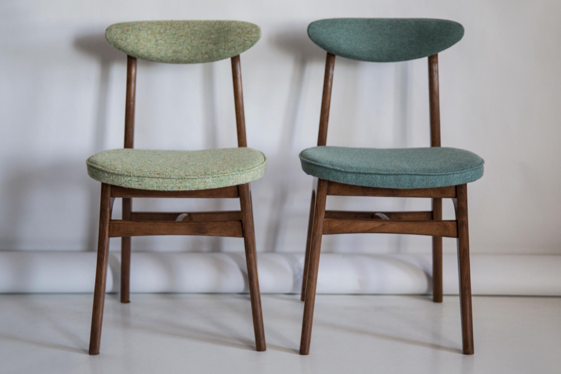 Sedia progettata dal Prof. Rajmund Halas. Realizzato in legno di faggio. La sedia è stata sottoposta a un restauro completo della tappezzeria e la boiserie è stata rinfrescata. La seduta è in velluto verde, un tessuto resistente e piacevole al