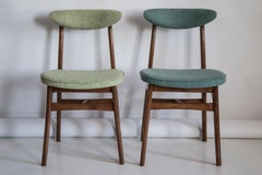 Pareja de sillas de lana verde de mediados de siglo, madera de nogal, de Halas, Polonia, años 60