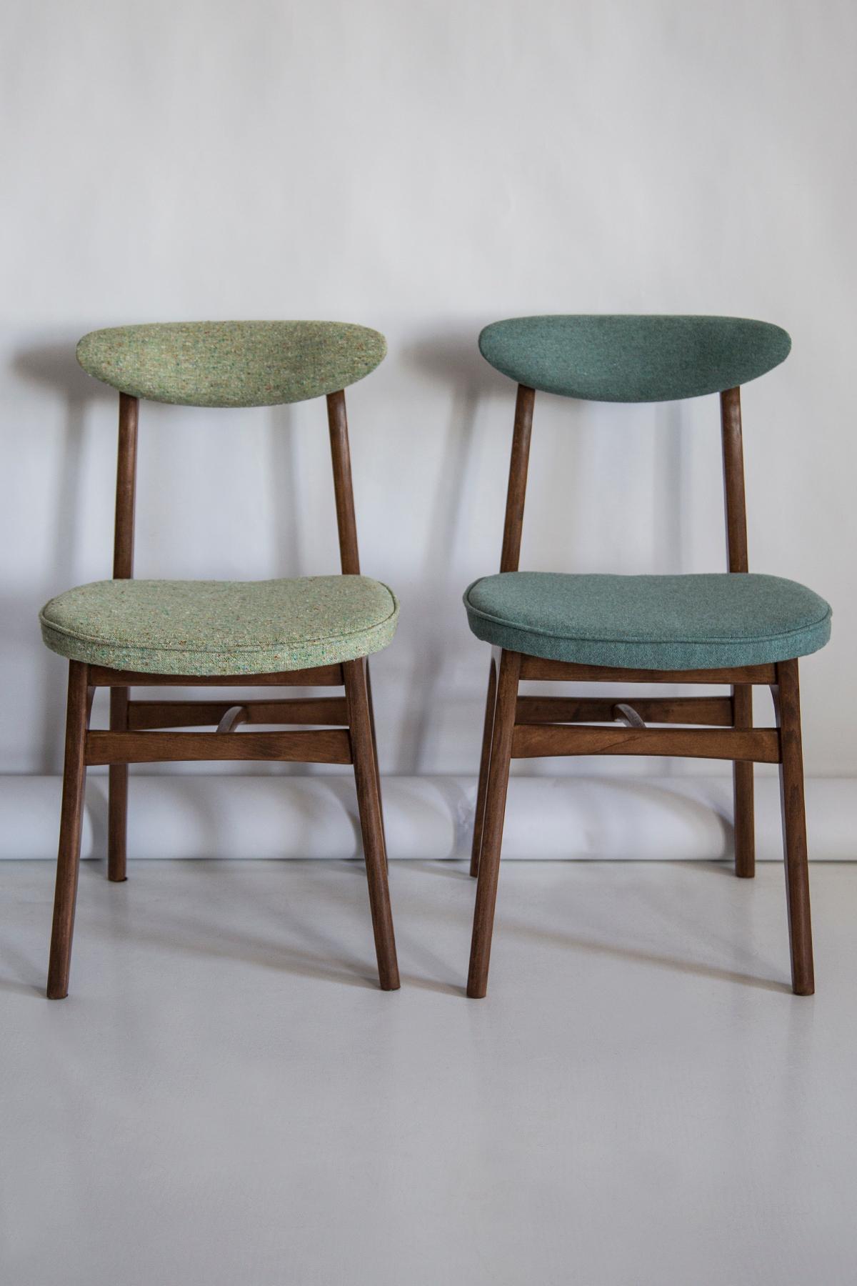 Mid-Century moderno Coppia di sedie in lana verde di metà secolo, legno di noce, di Halas, Polonia, anni '60 in vendita