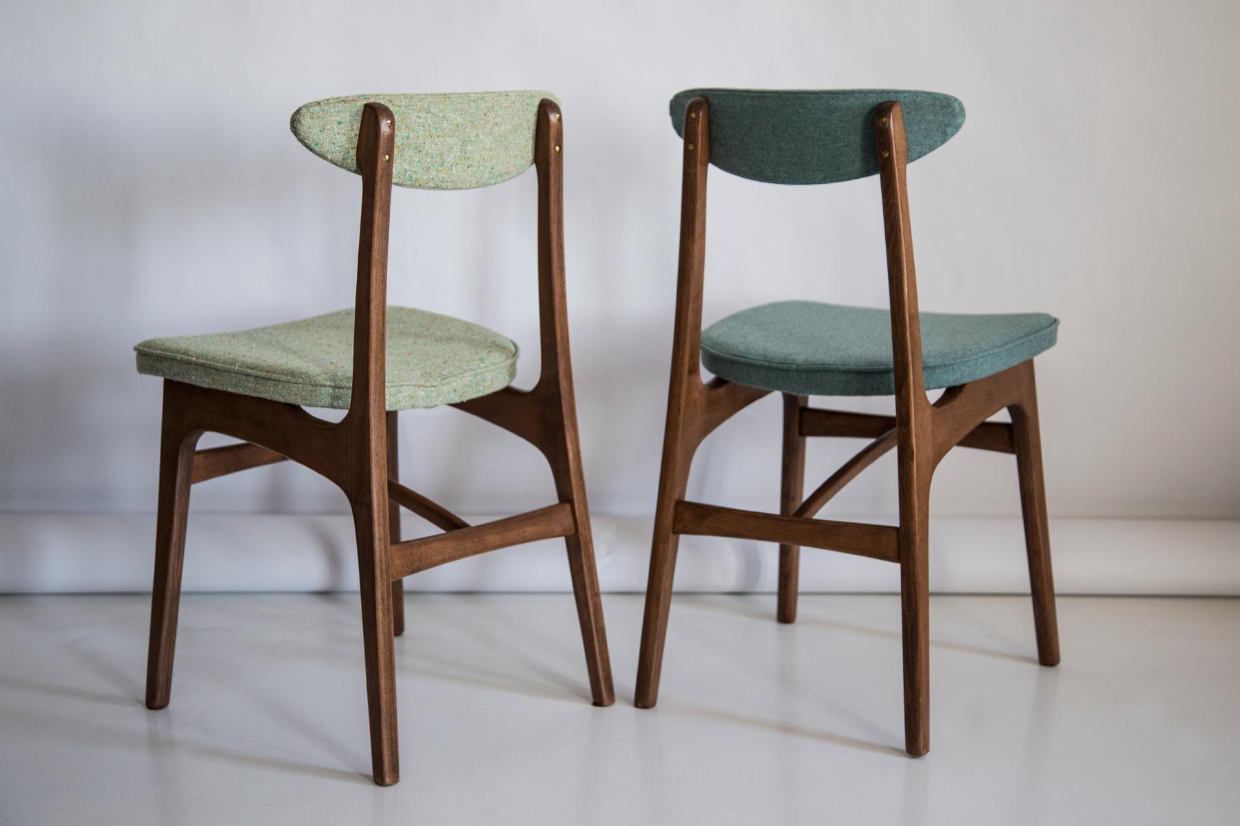 XX secolo Coppia di sedie in lana verde di metà secolo, legno di noce, di Halas, Polonia, anni '60 in vendita