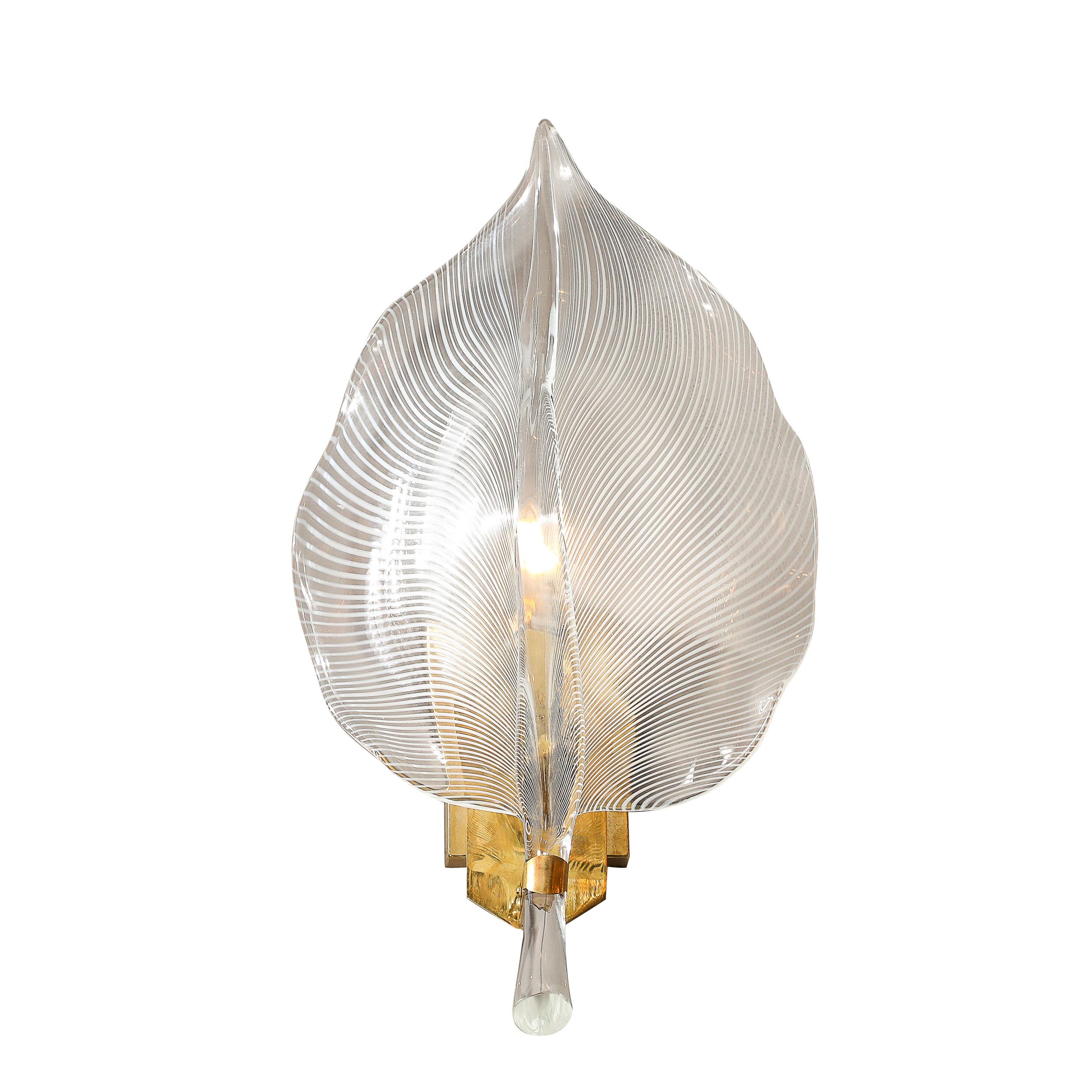 Cette élégante paire d'appliques à feuilles translucides striées en verre de Murano soufflé à la main, datant du milieu du siècle, a été créée par le célèbre artiste du verre de Murano Franco Luce et provient d'Italie, vers 1970. Très élégantes et