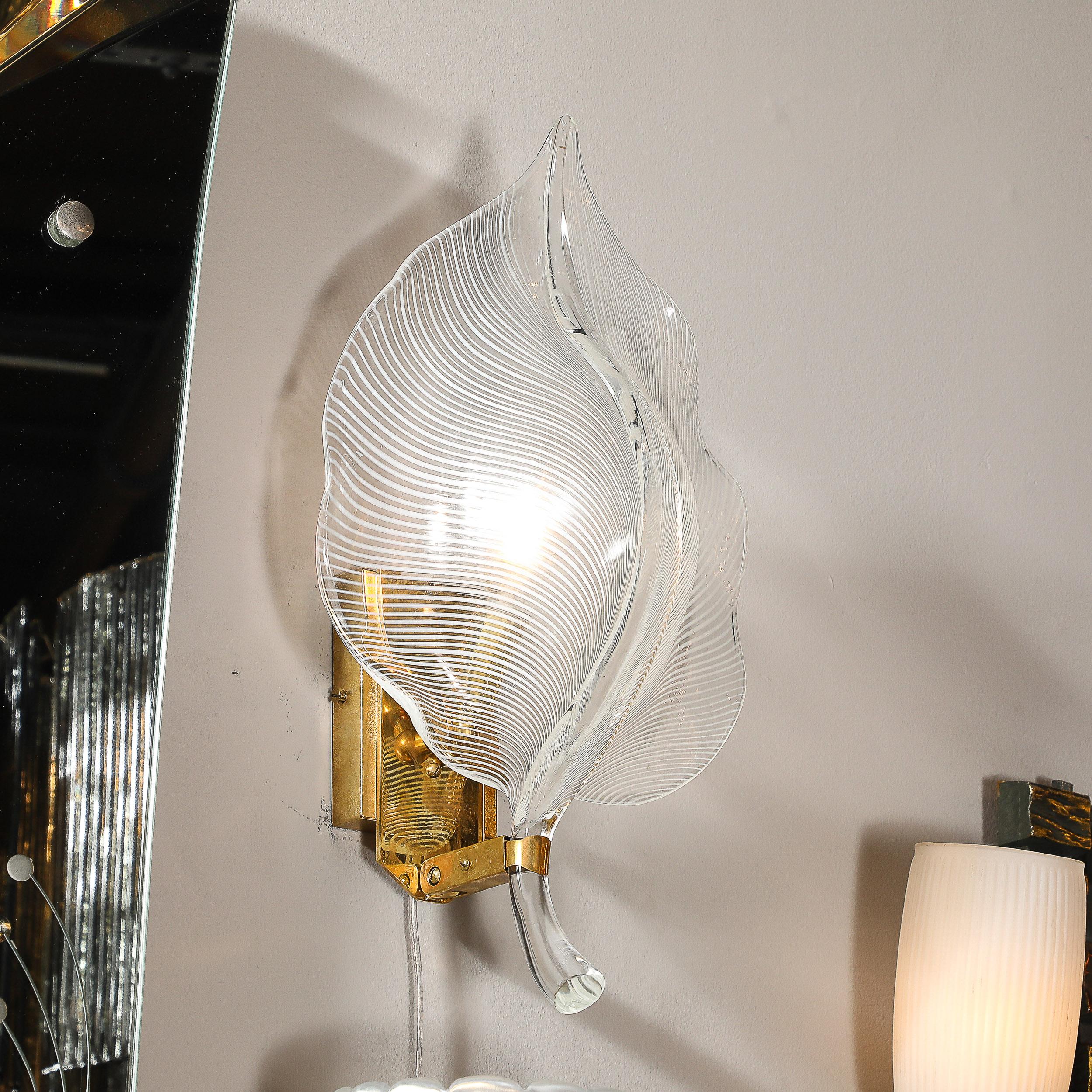italien Paire d'appliques à feuilles striées en verre de Murano soufflé à la main du milieu du siècle dernier par Franco Luce en vente