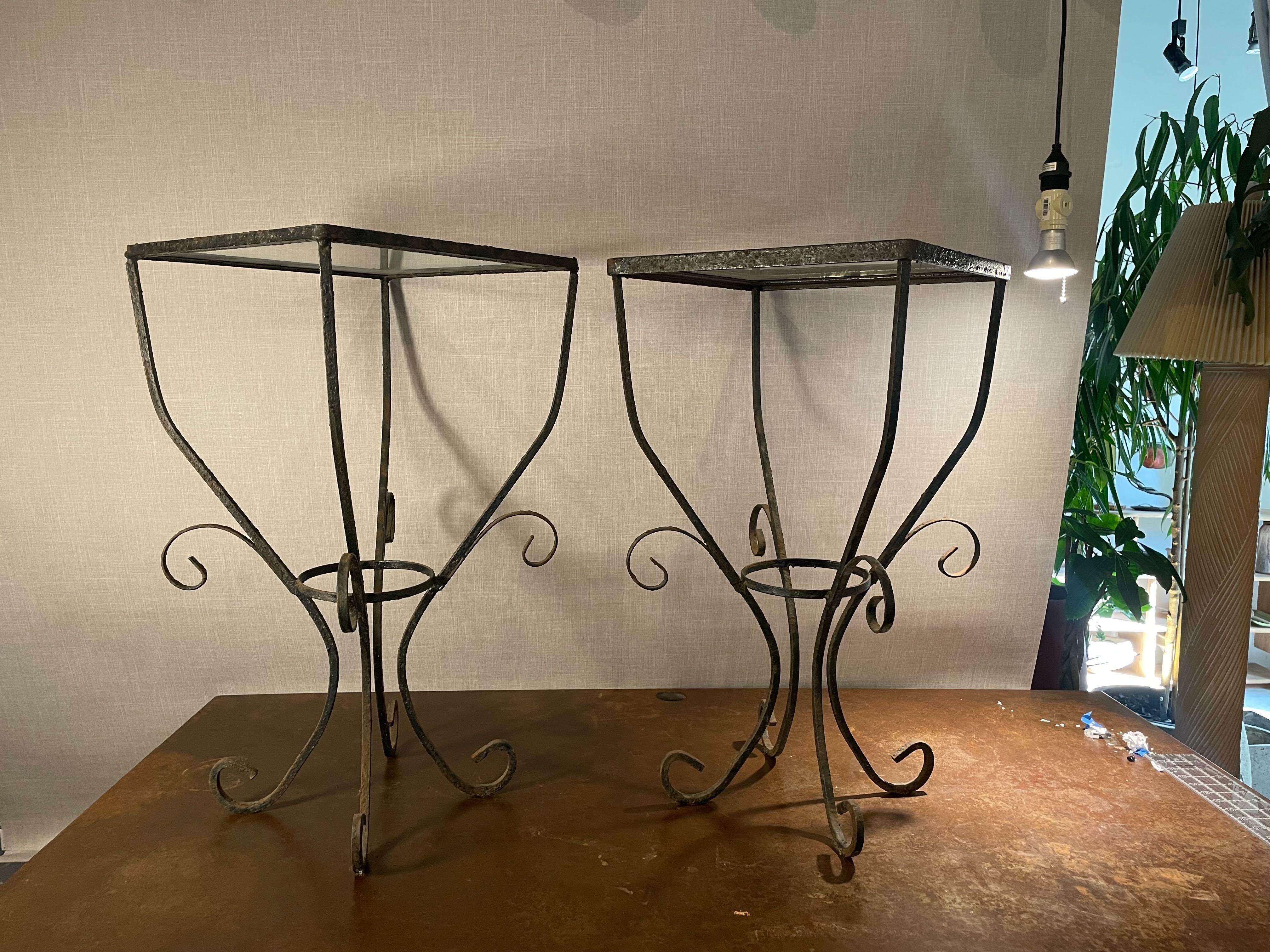 Mid-Century Modern Paire de tables à volutes en fer forgé du milieu du siècle avec plateaux en verre en vente