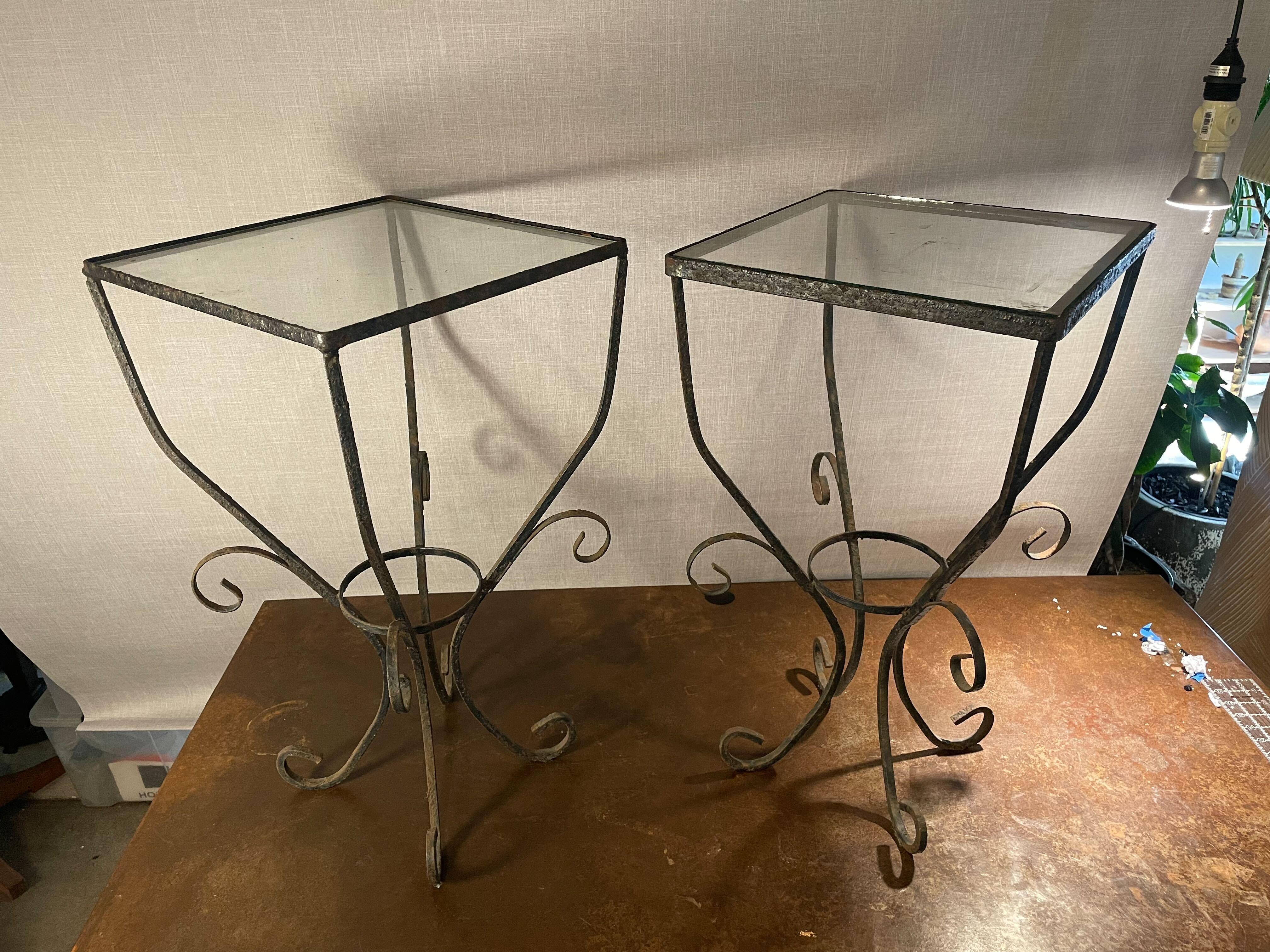 Fait main Paire de tables à volutes en fer forgé du milieu du siècle avec plateaux en verre en vente