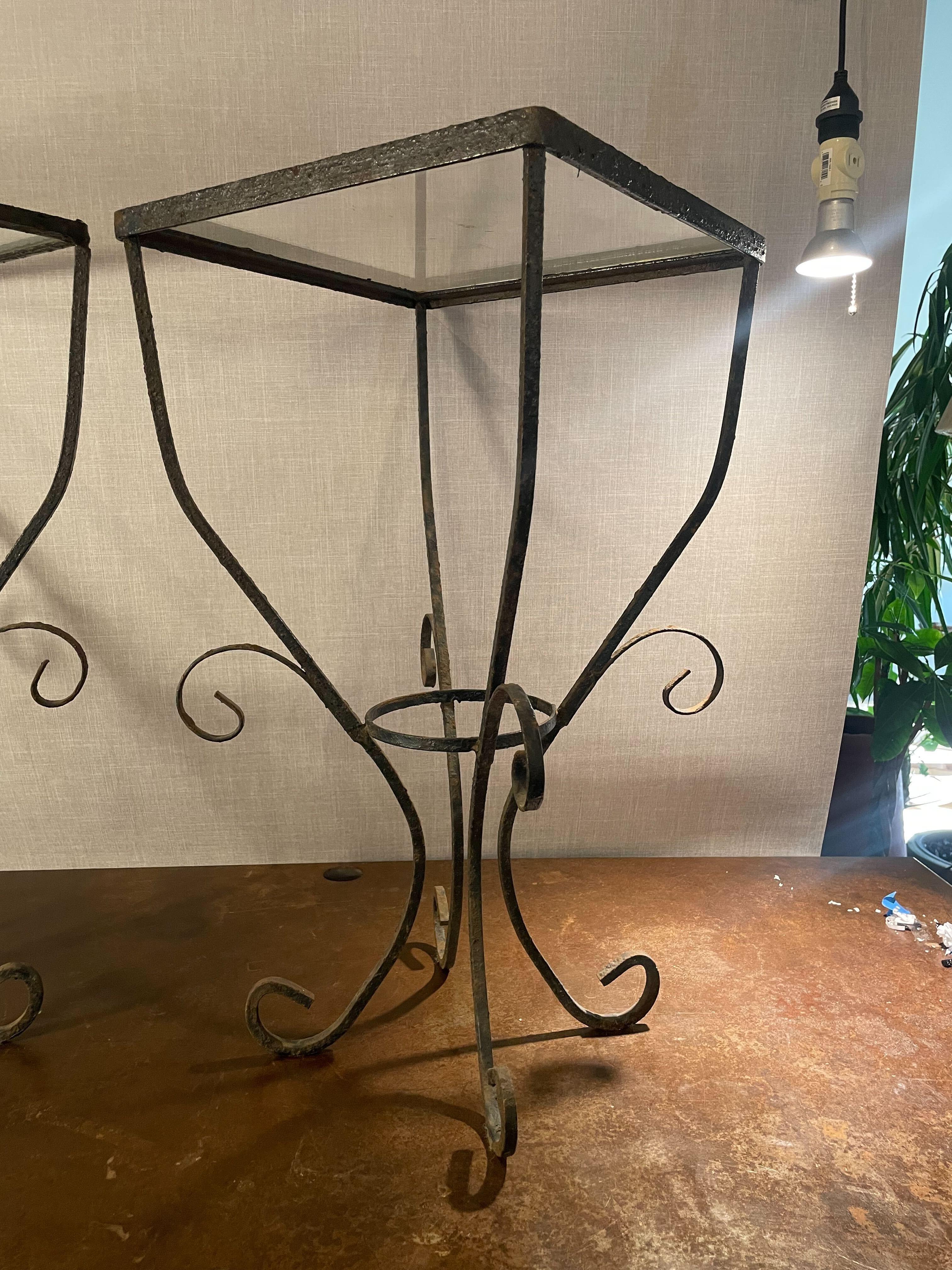 Paire de tables à volutes en fer forgé du milieu du siècle avec plateaux en verre Bon état - En vente à West Hollywood, CA