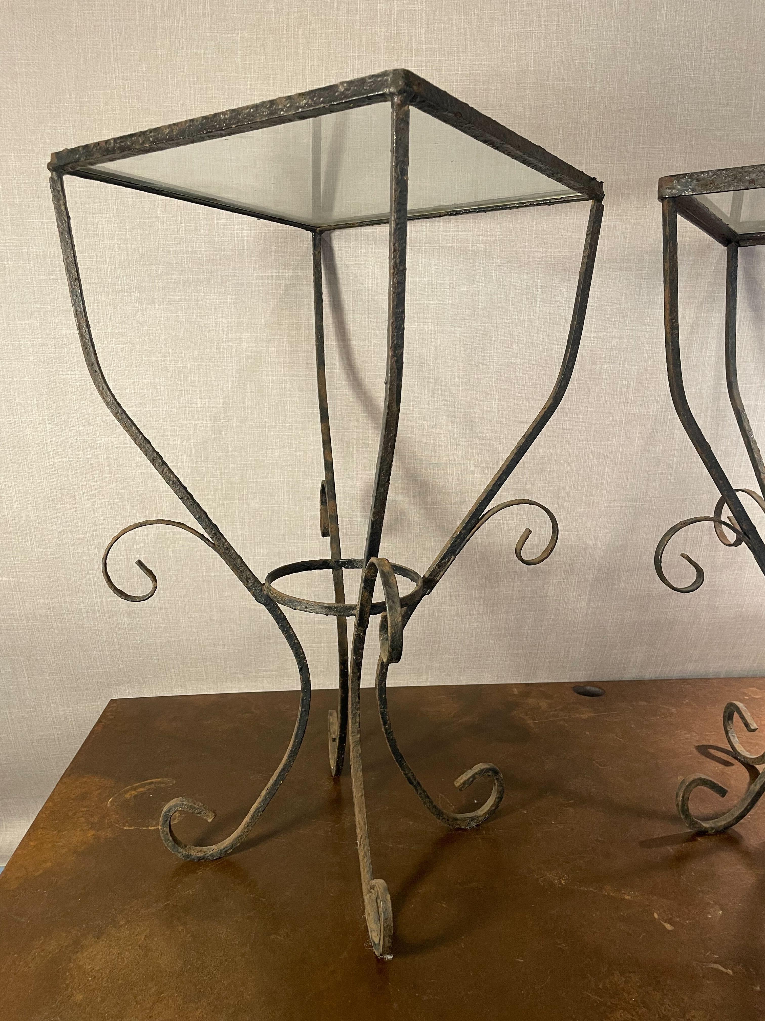 Verre Paire de tables à volutes en fer forgé du milieu du siècle avec plateaux en verre en vente