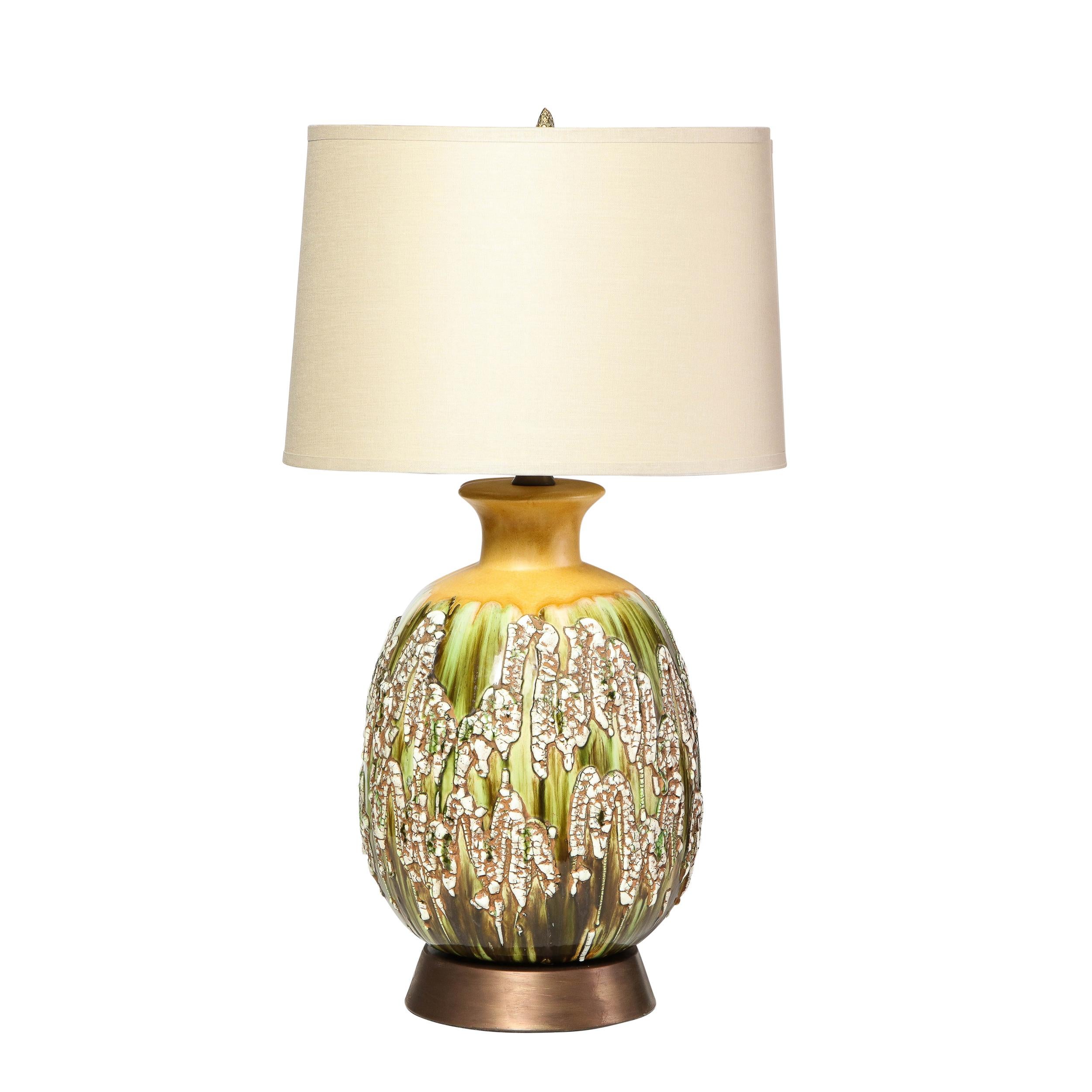 Cette paire sophistiquée de lampes modernes du milieu du siècle a été réalisée aux États-Unis vers 1960. Ils présentent des corps cylindriques qui se rétrécissent à chaque extrémité et reposent sur des bases circulaires en bronze émaillé. Le dessus