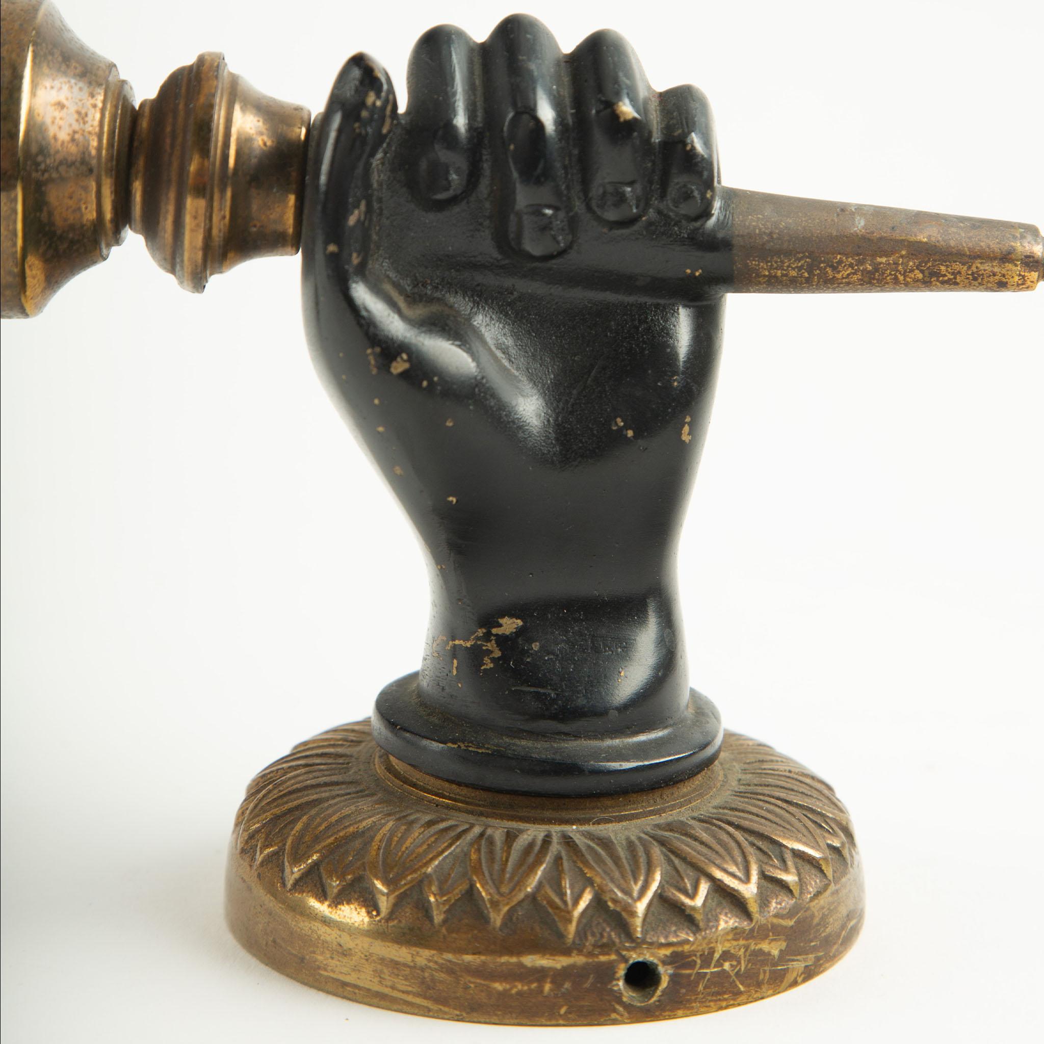 Mid-Century moderno Coppia di lampade da parete a mano del metà del secolo scorso con piastre posteriori rotonde con girasoli in vendita