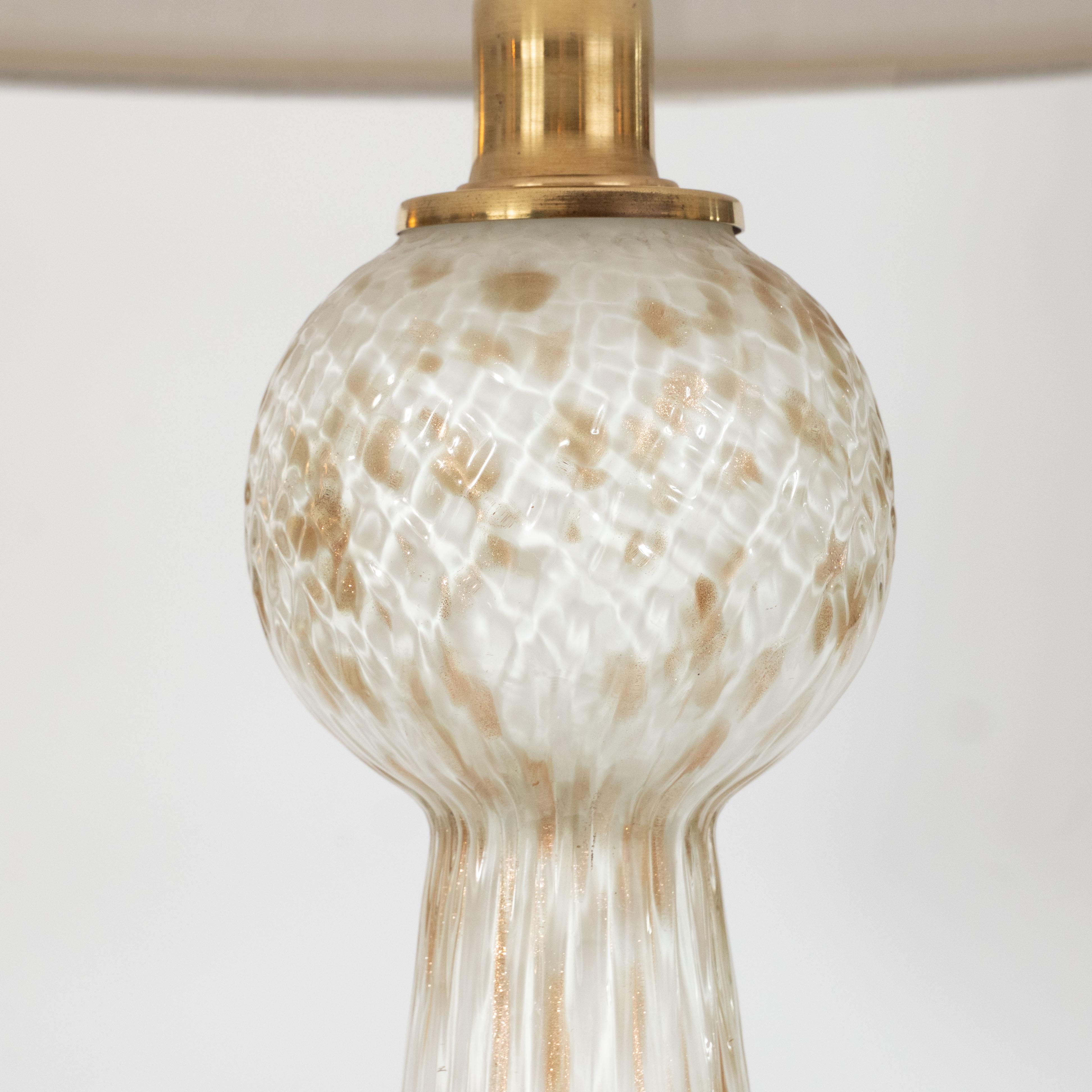 Paire de lampes de table Murano blanches soufflées à la main et ornées de mouchetures en or 24 carats, datant du milieu du siècle dernier 3