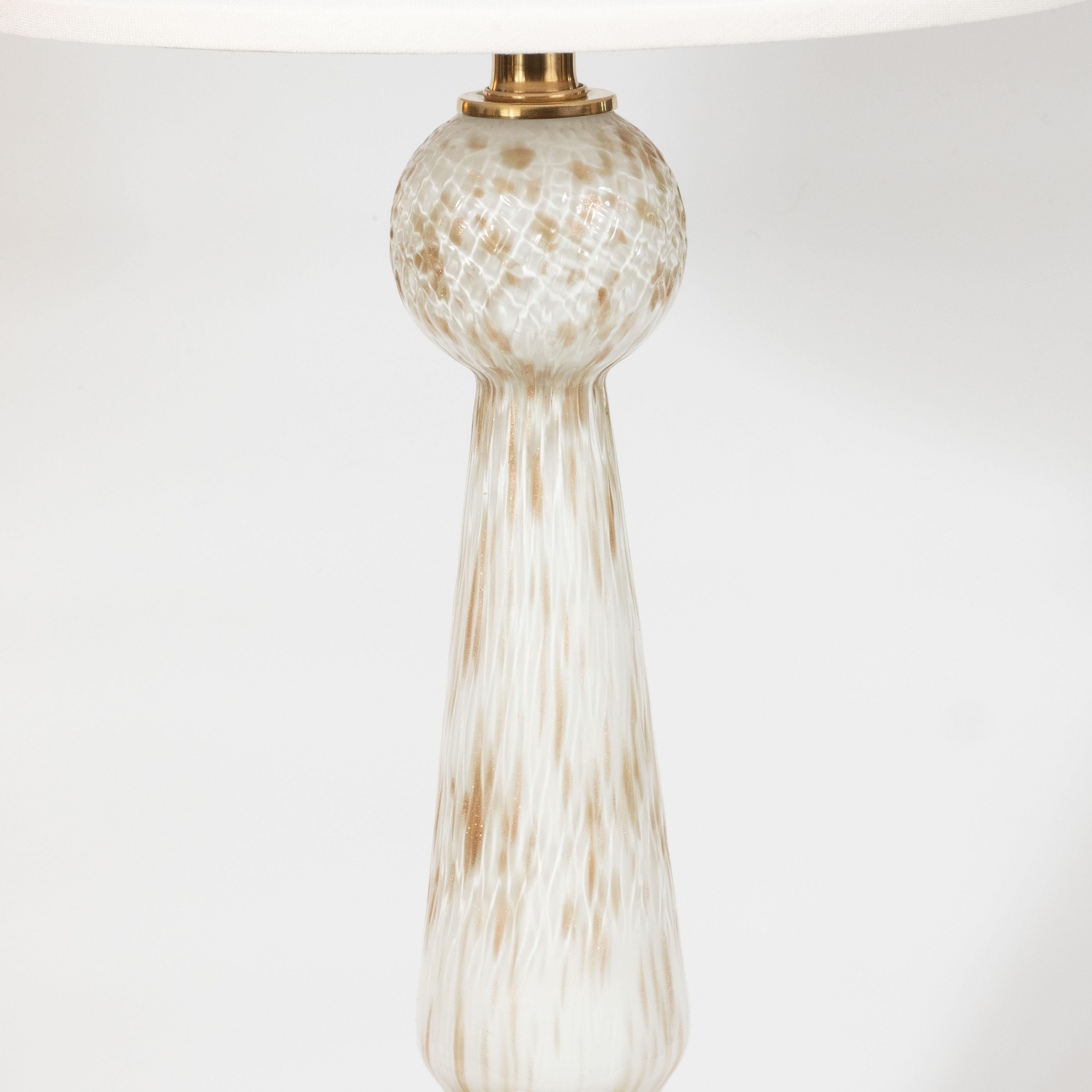 Mid-Century Modern Paire de lampes de table Murano blanches soufflées à la main et ornées de mouchetures en or 24 carats, datant du milieu du siècle dernier