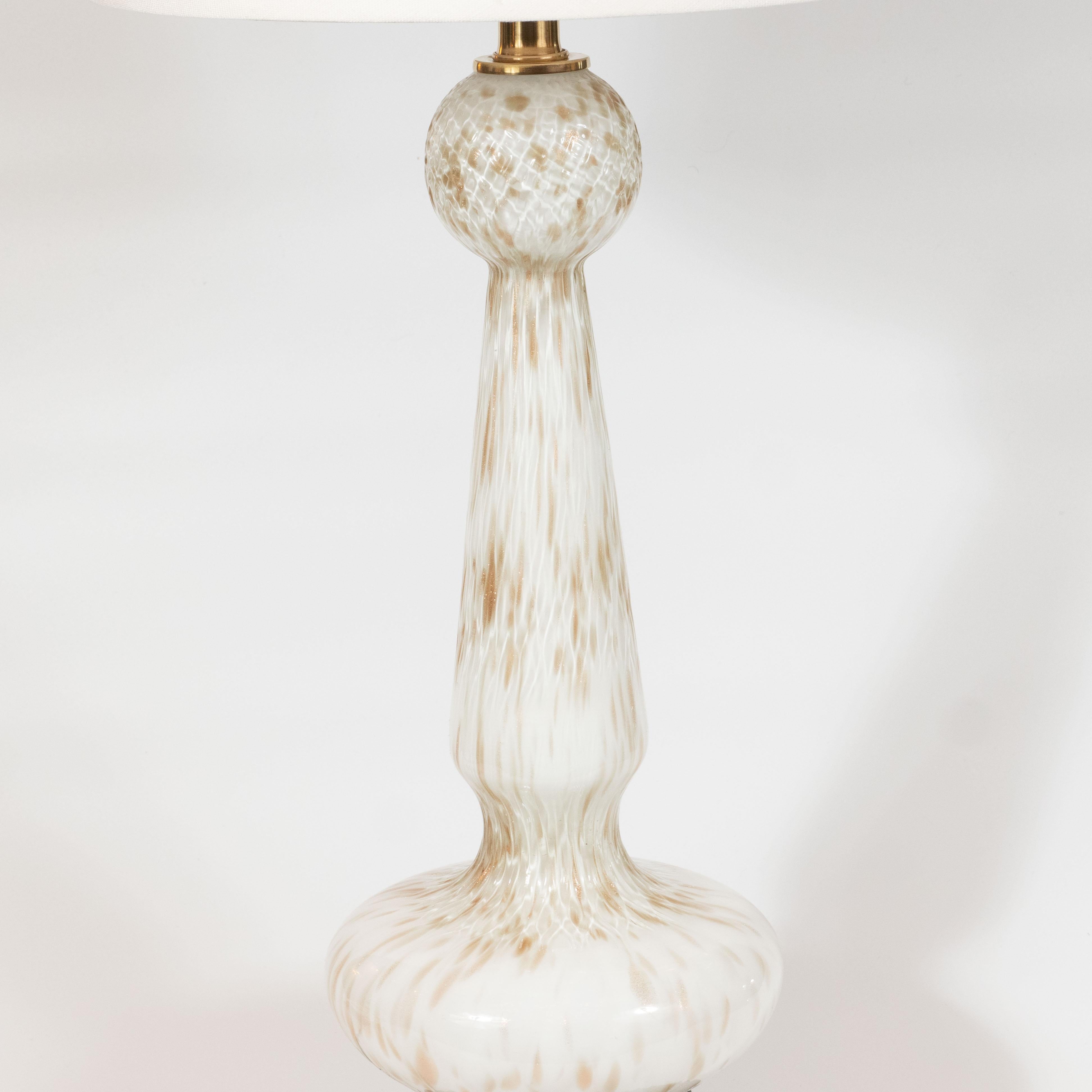 italien Paire de lampes de table Murano blanches soufflées à la main et ornées de mouchetures en or 24 carats, datant du milieu du siècle dernier
