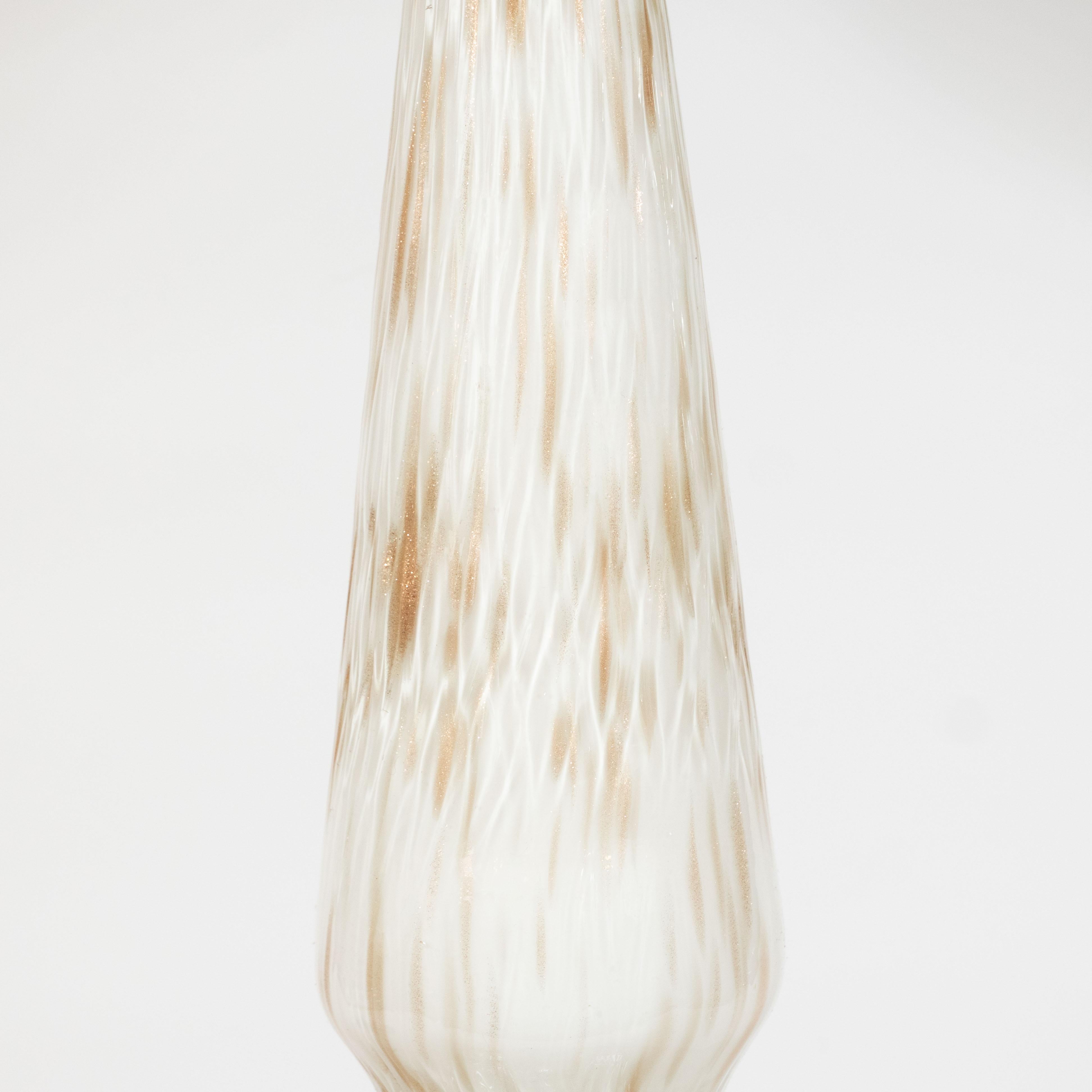 Paire de lampes de table Murano blanches soufflées à la main et ornées de mouchetures en or 24 carats, datant du milieu du siècle dernier Excellent état à New York, NY