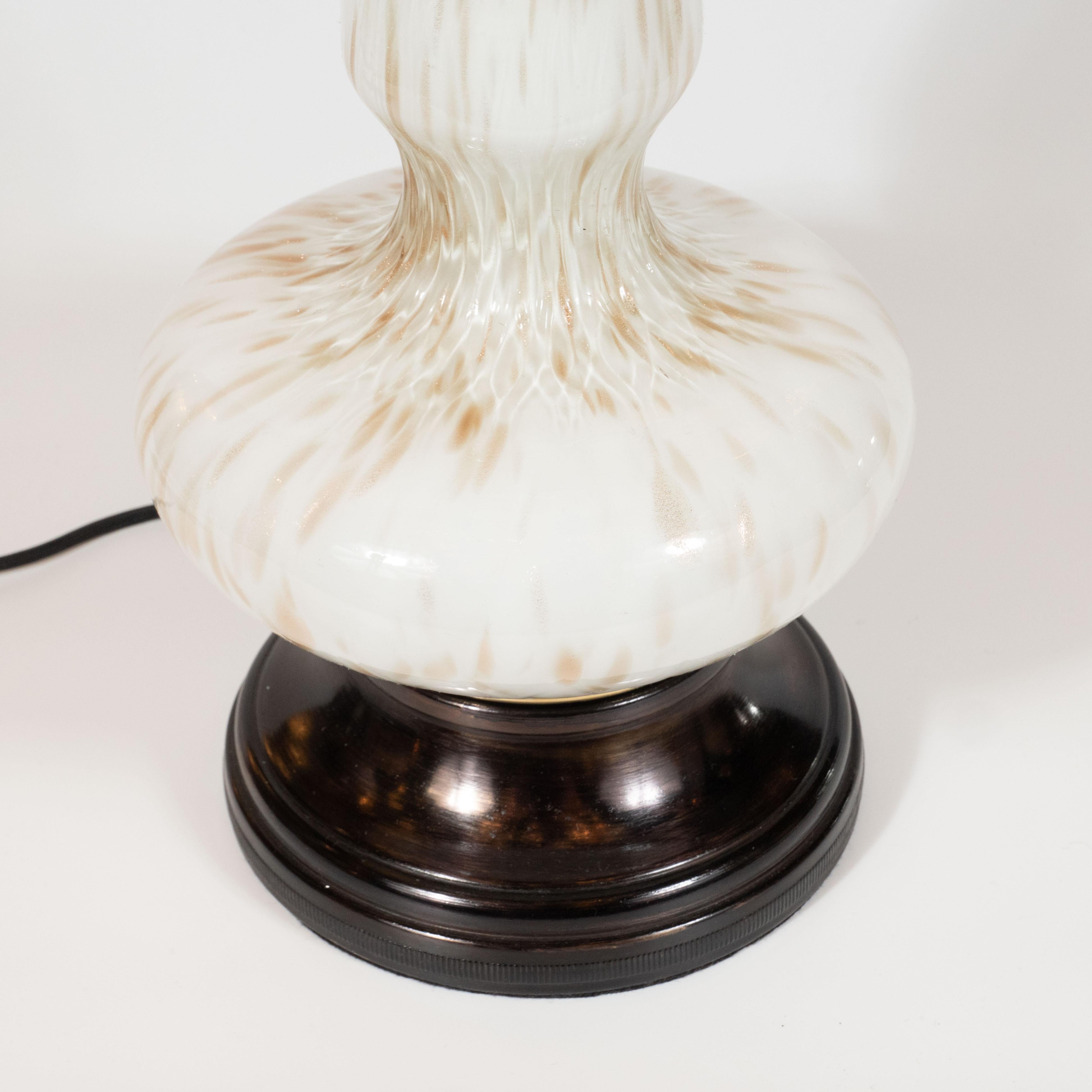 Verre de Murano Paire de lampes de table Murano blanches soufflées à la main et ornées de mouchetures en or 24 carats, datant du milieu du siècle dernier