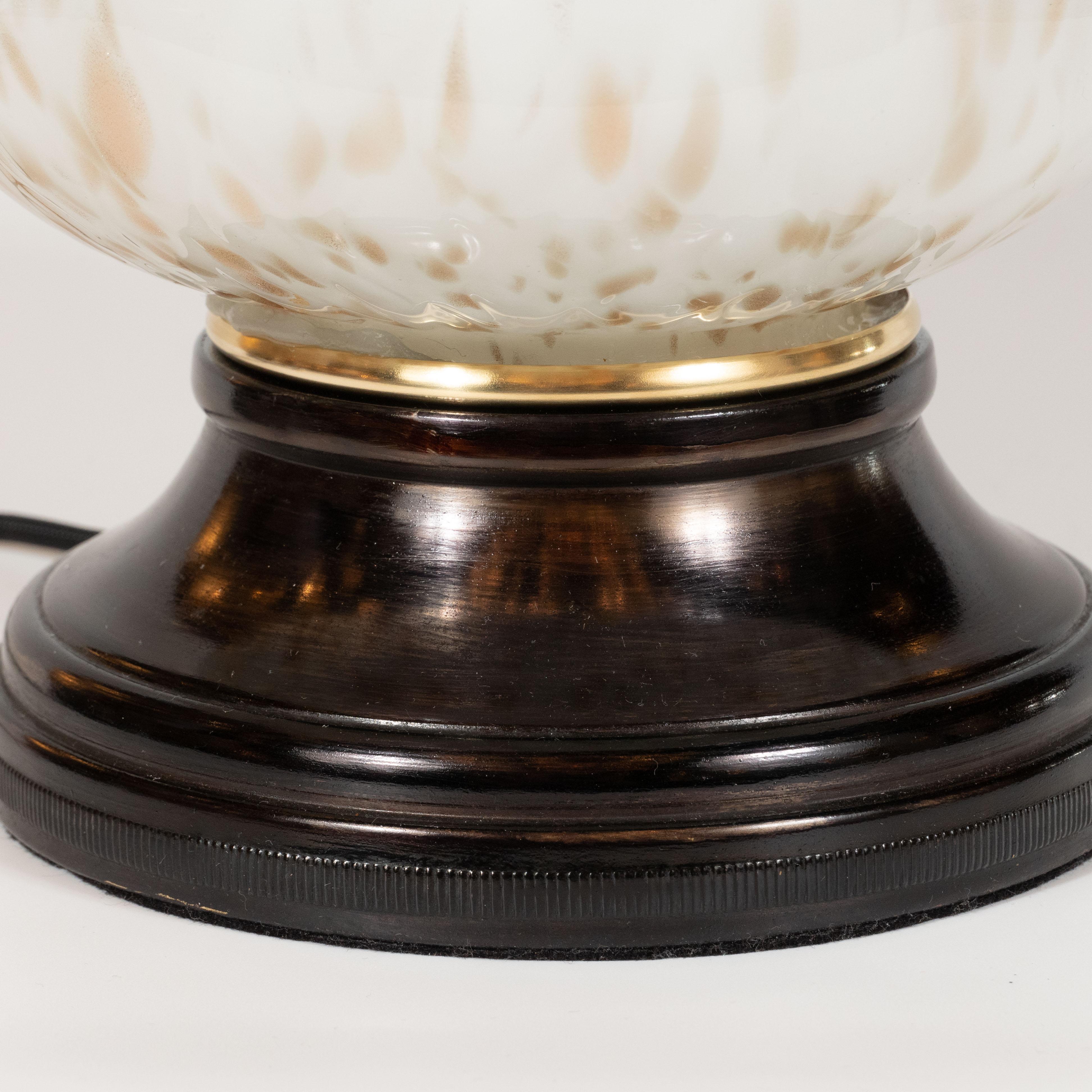 Paire de lampes de table Murano blanches soufflées à la main et ornées de mouchetures en or 24 carats, datant du milieu du siècle dernier 1