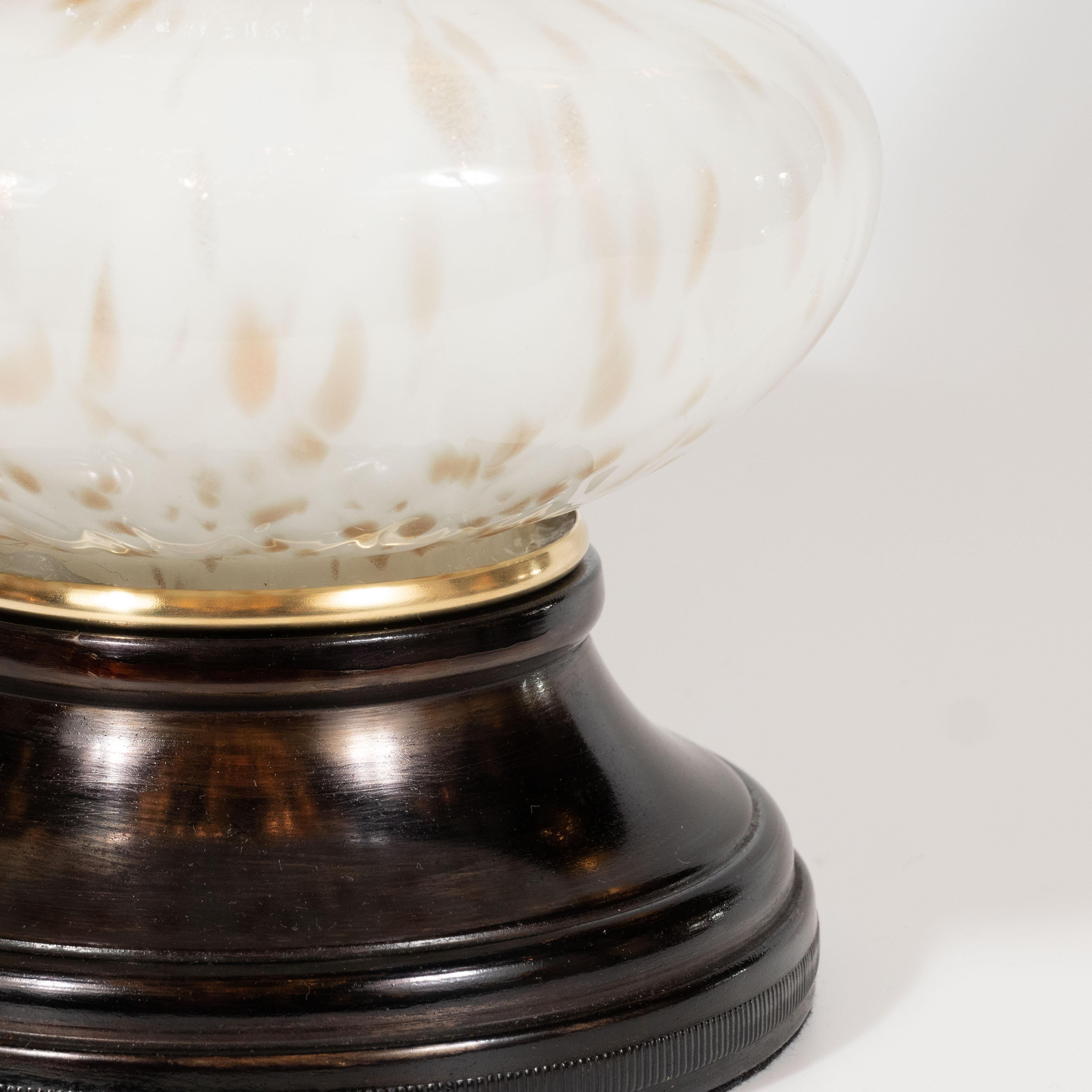 Paire de lampes de table Murano blanches soufflées à la main et ornées de mouchetures en or 24 carats, datant du milieu du siècle dernier 2
