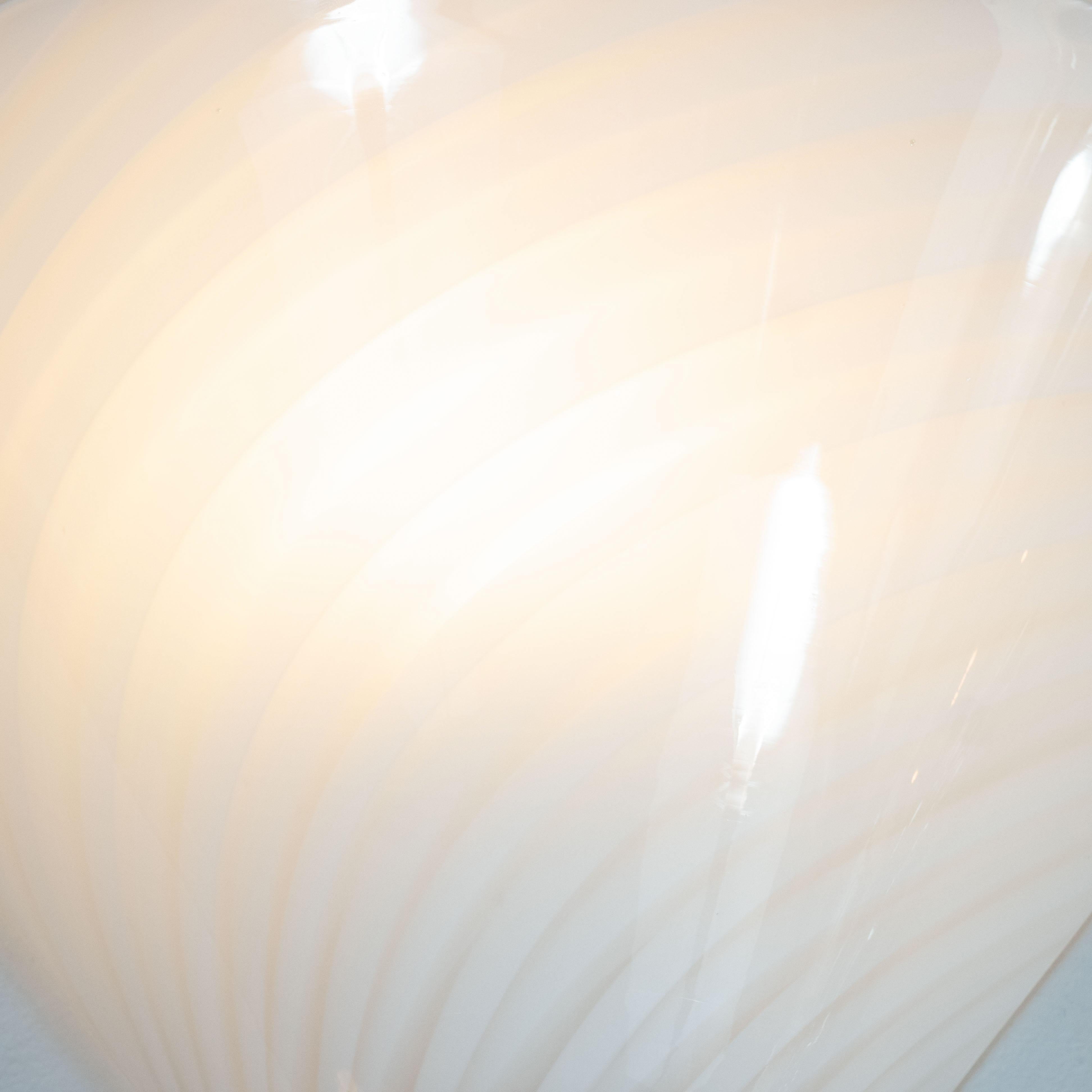 Ein Paar mundgeblasene Wandleuchter aus Muranoglas und Messing mit Streifen aus der Mitte des Jahrhunderts von Fabbian im Zustand „Hervorragend“ im Angebot in New York, NY