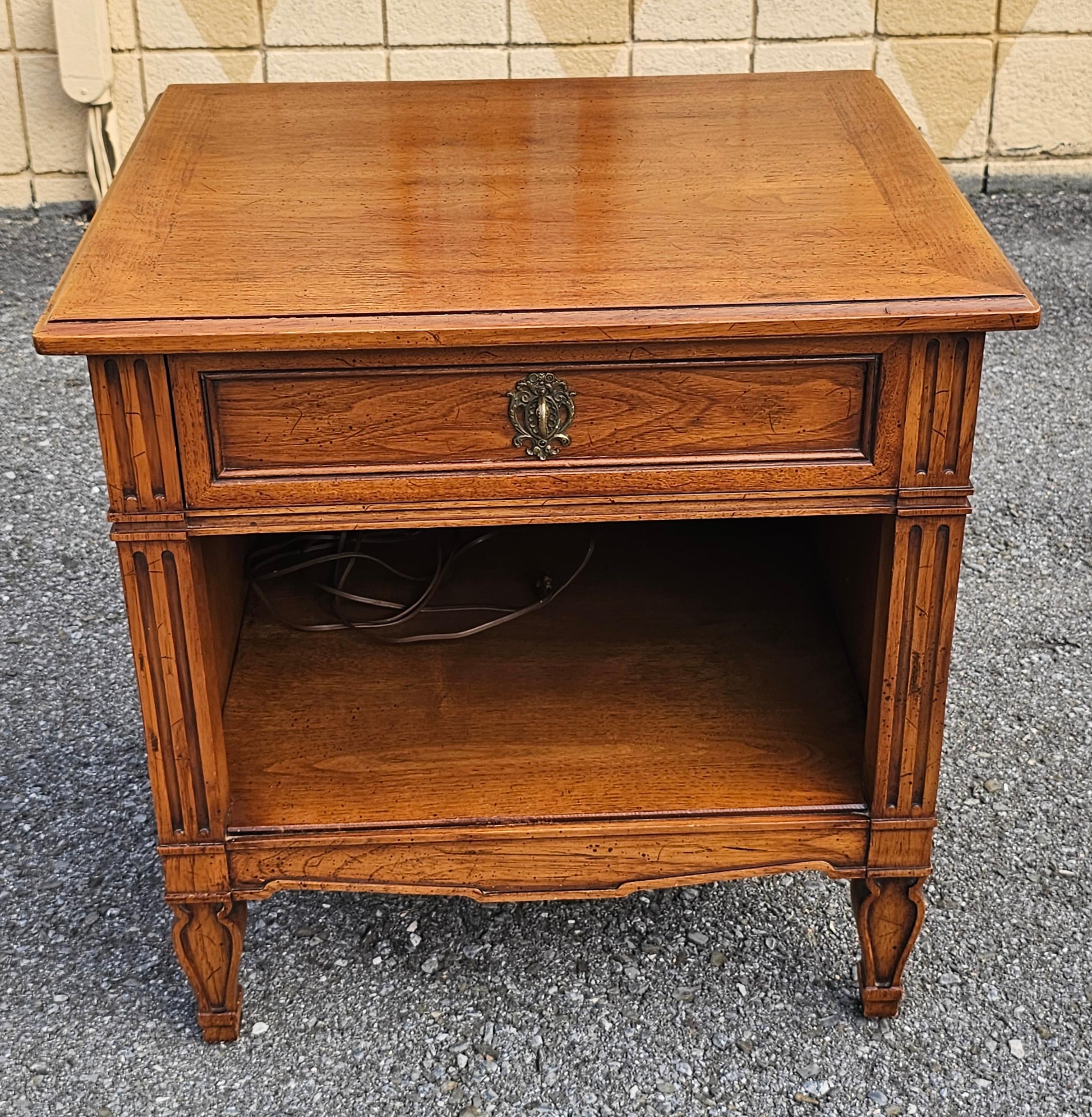 Paire de tables d'appoint à un tiroir en noyer du milieu du siècle Henredon Folio One en vente 2