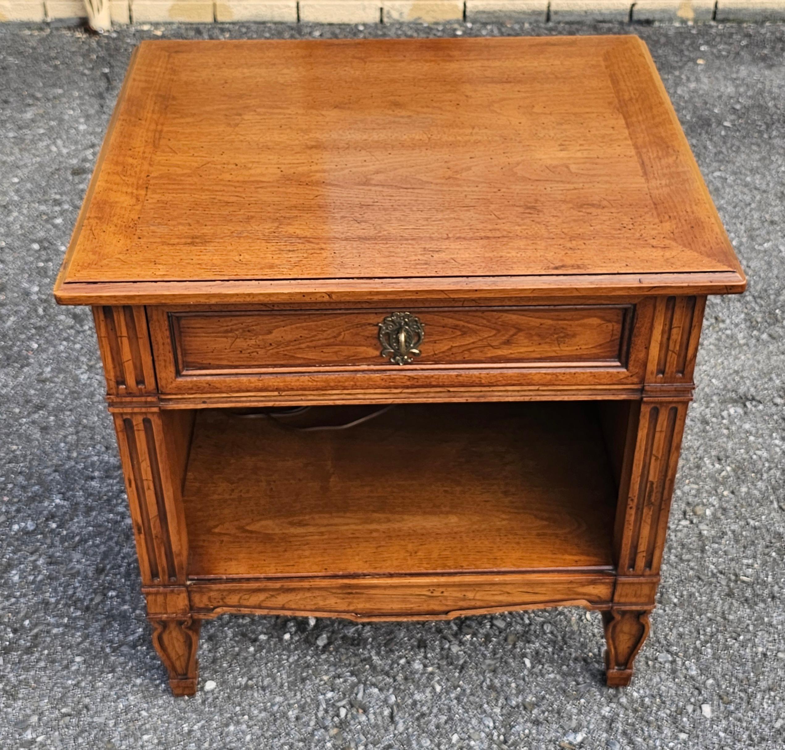 Paire de tables d'appoint à un tiroir en noyer du milieu du siècle Henredon Folio One en vente 3