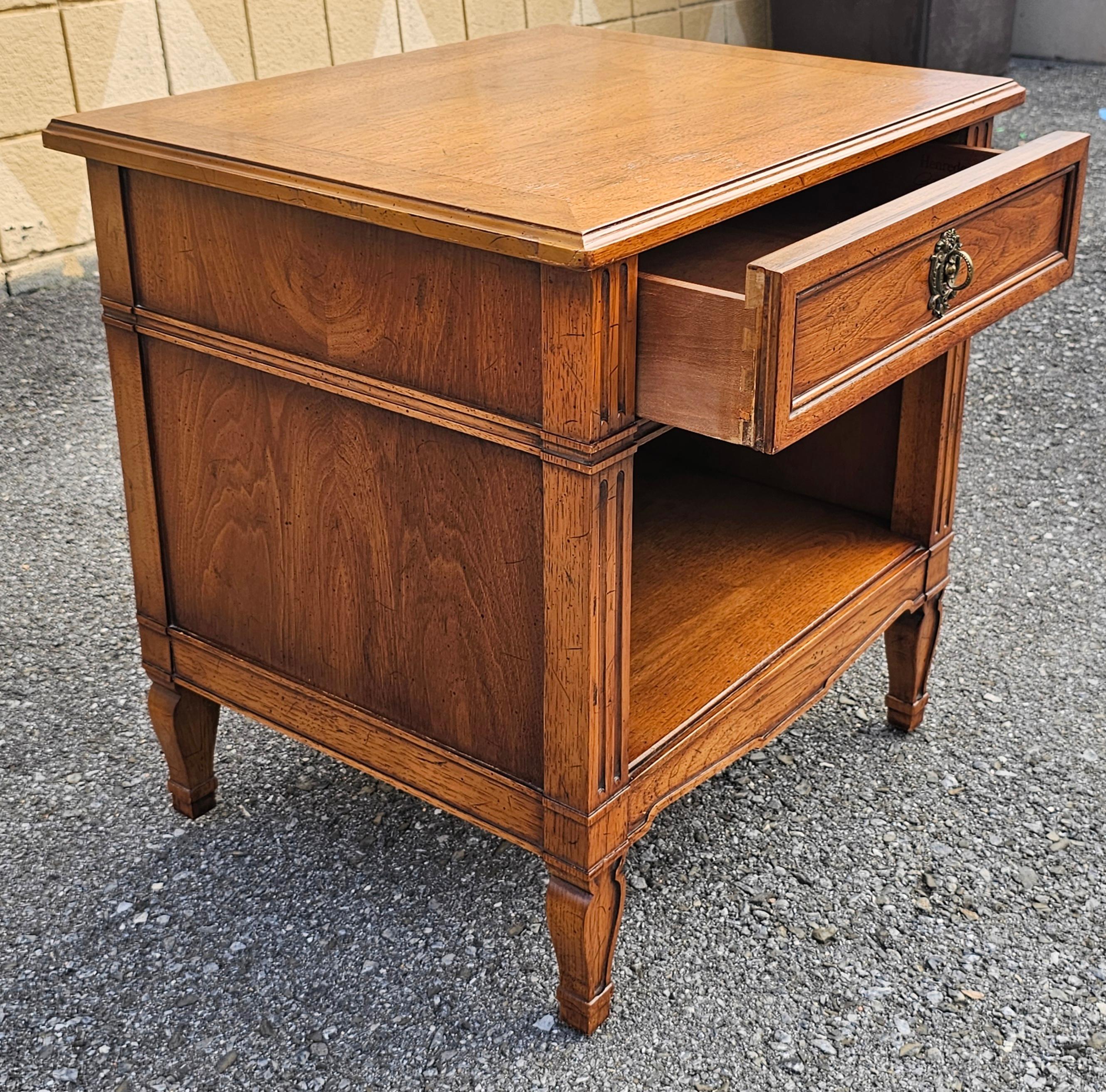 Paire de tables d'appoint à un tiroir en noyer du milieu du siècle Henredon Folio One en vente 4