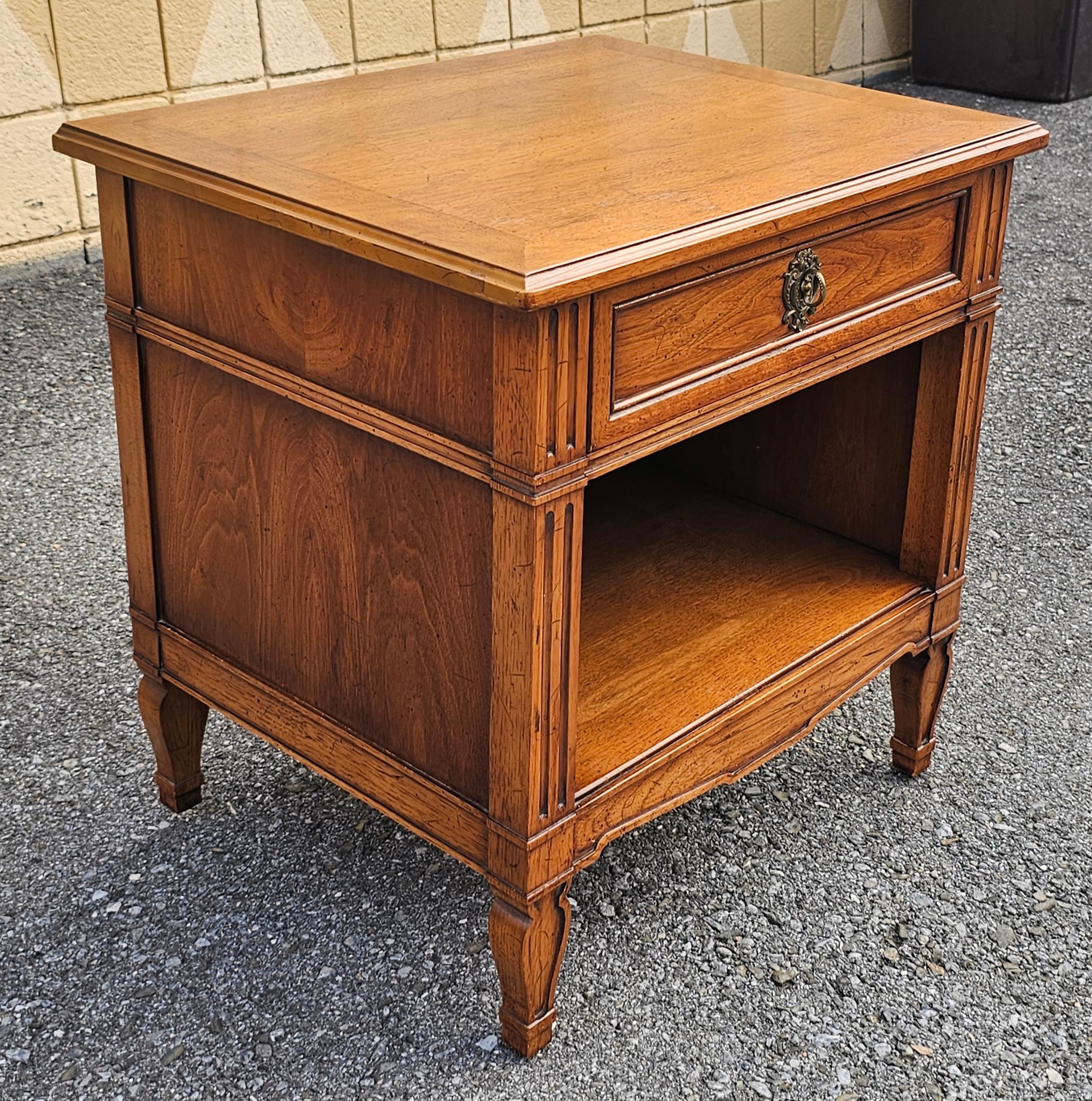 Paire de tables d'appoint à un tiroir en noyer du milieu du siècle Henredon Folio One en vente 5