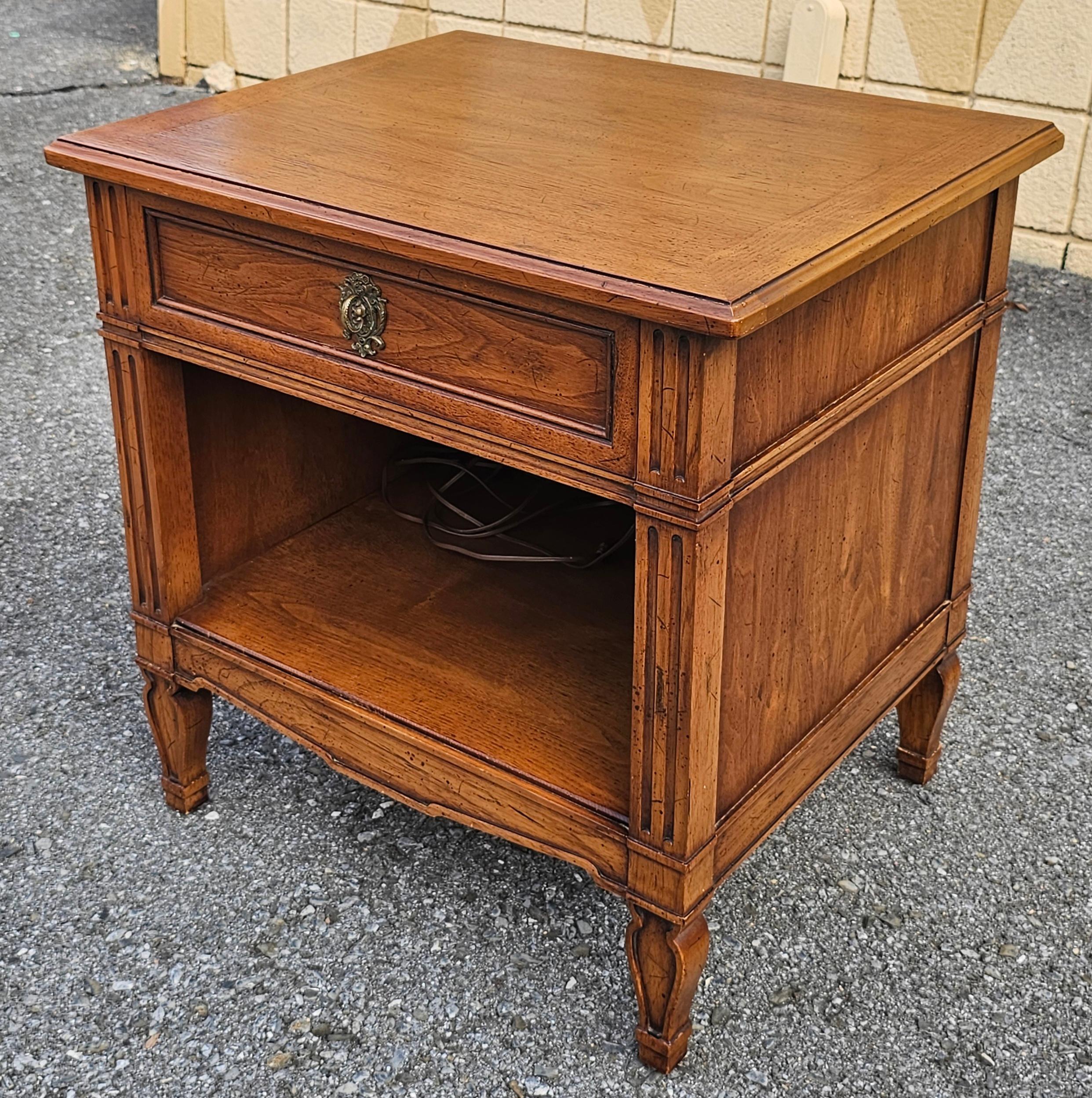 Paire de tables d'appoint à un tiroir en noyer du milieu du siècle Henredon Folio One en vente 6