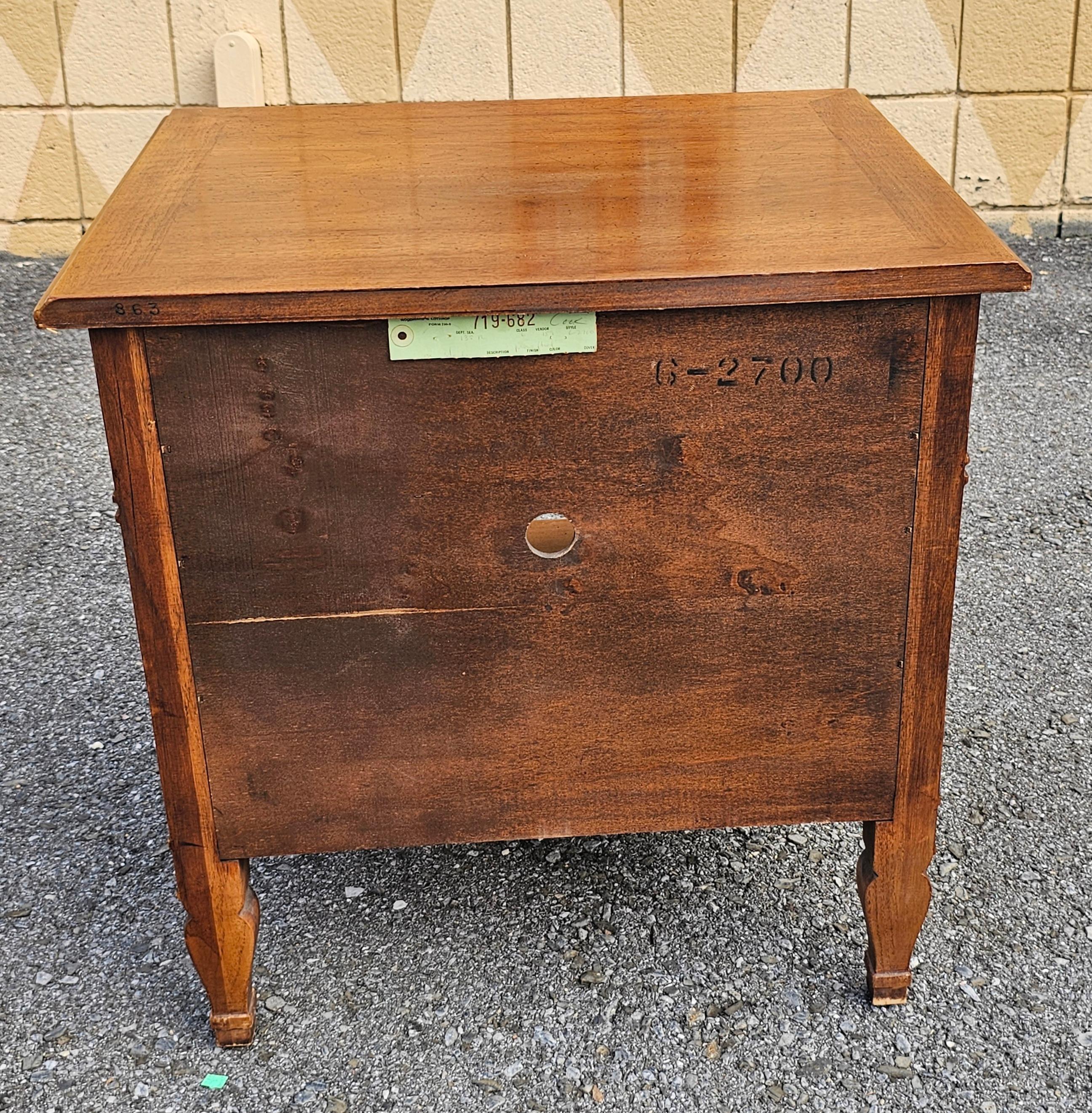 Paire de tables d'appoint à un tiroir en noyer du milieu du siècle Henredon Folio One en vente 7