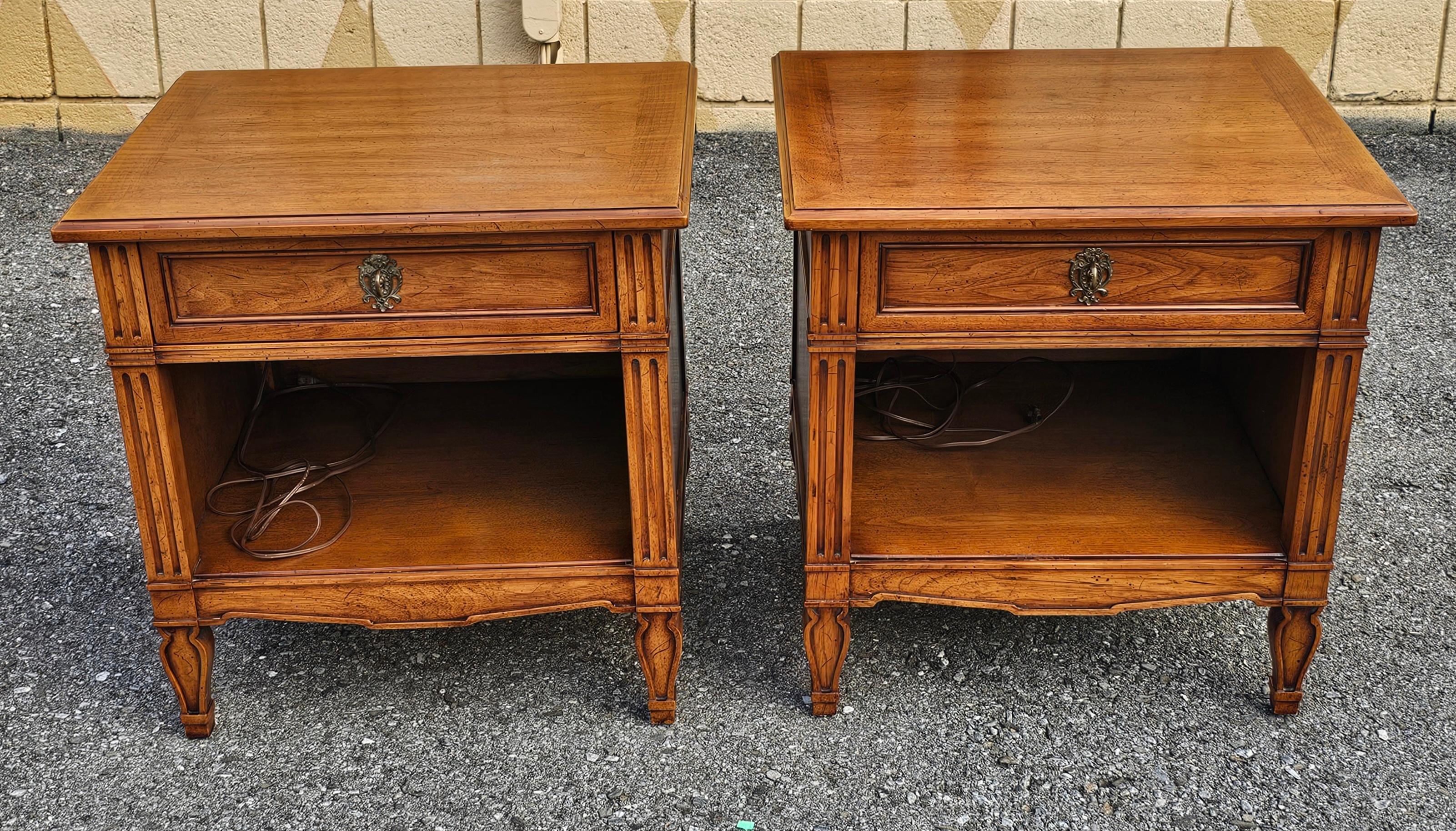 Paire de tables d'appoint à un tiroir en noyer de la collection Folio One de Henredon Furniture, datant du milieu du siècle dernier, avec prises de courant intégrées.
Mesure 23,5