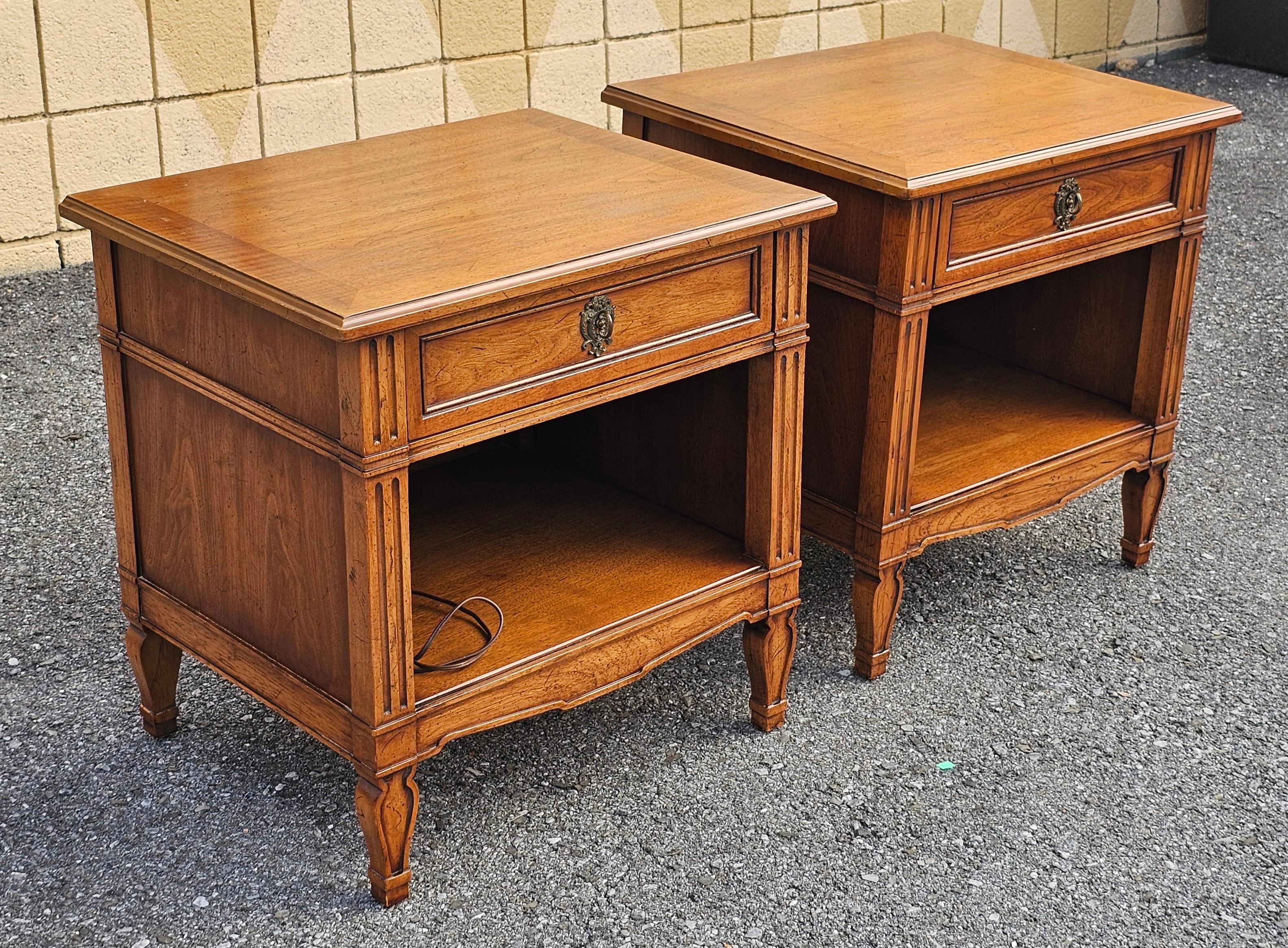 Mid-Century Modern Paire de tables d'appoint à un tiroir en noyer du milieu du siècle Henredon Folio One en vente