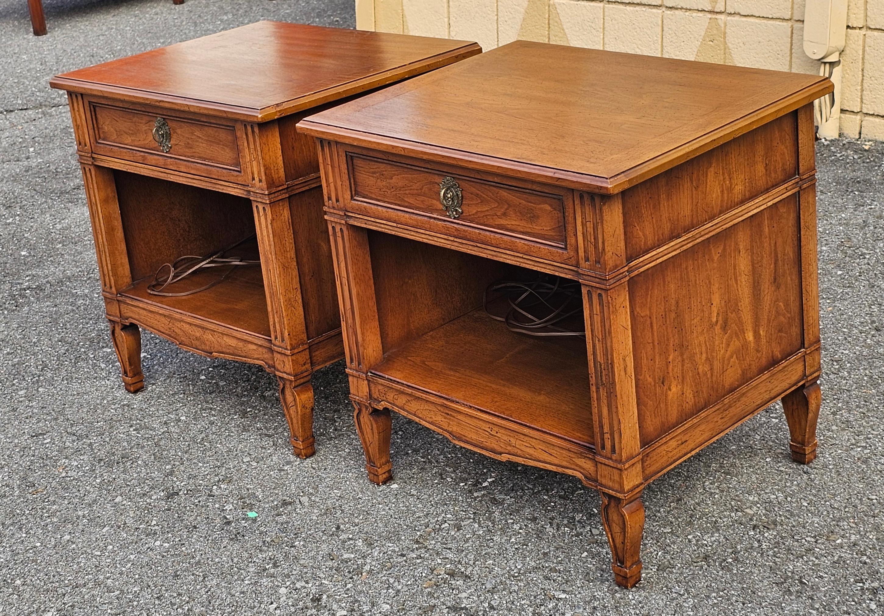Américain Paire de tables d'appoint à un tiroir en noyer du milieu du siècle Henredon Folio One en vente