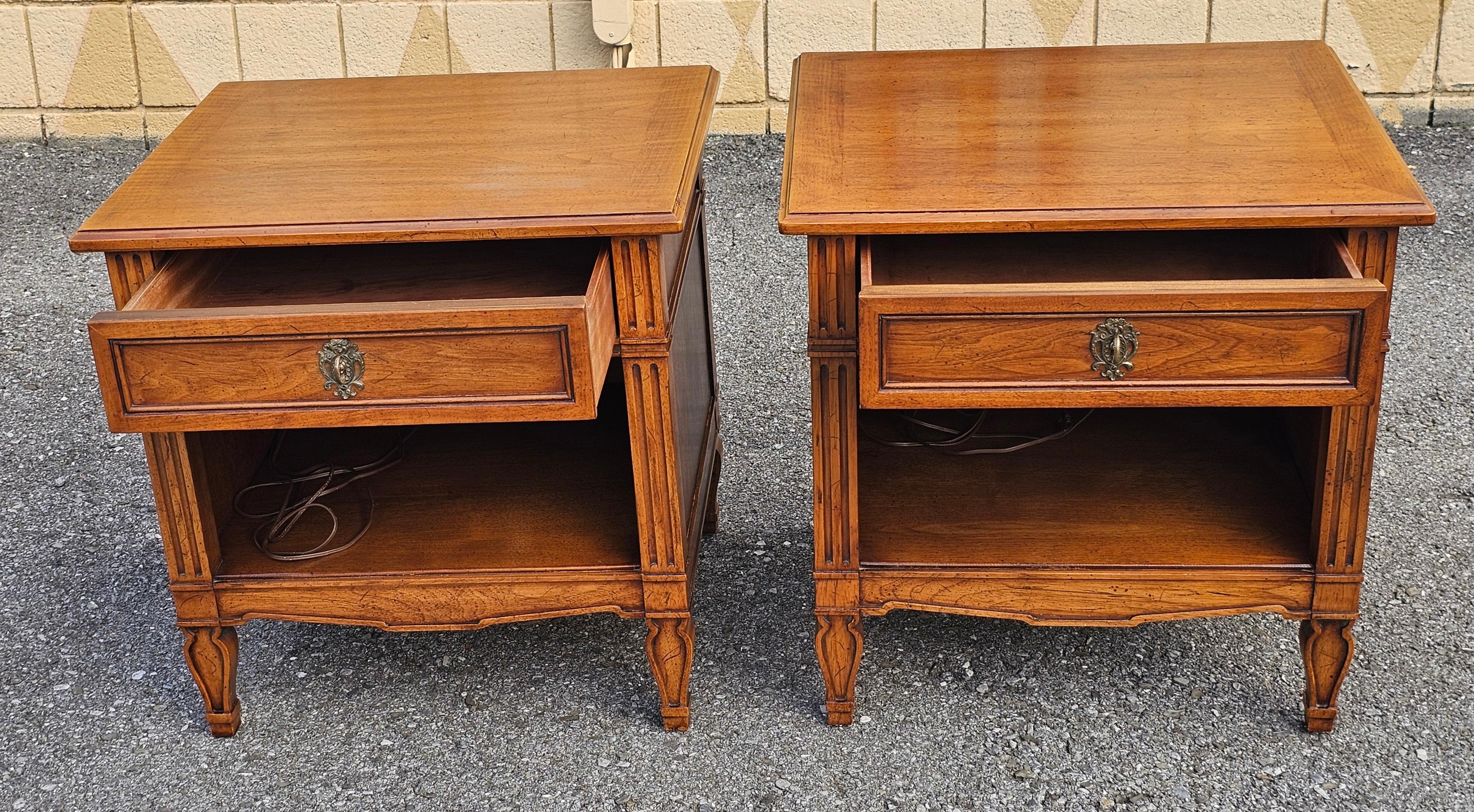 Autre Paire de tables d'appoint à un tiroir en noyer du milieu du siècle Henredon Folio One en vente