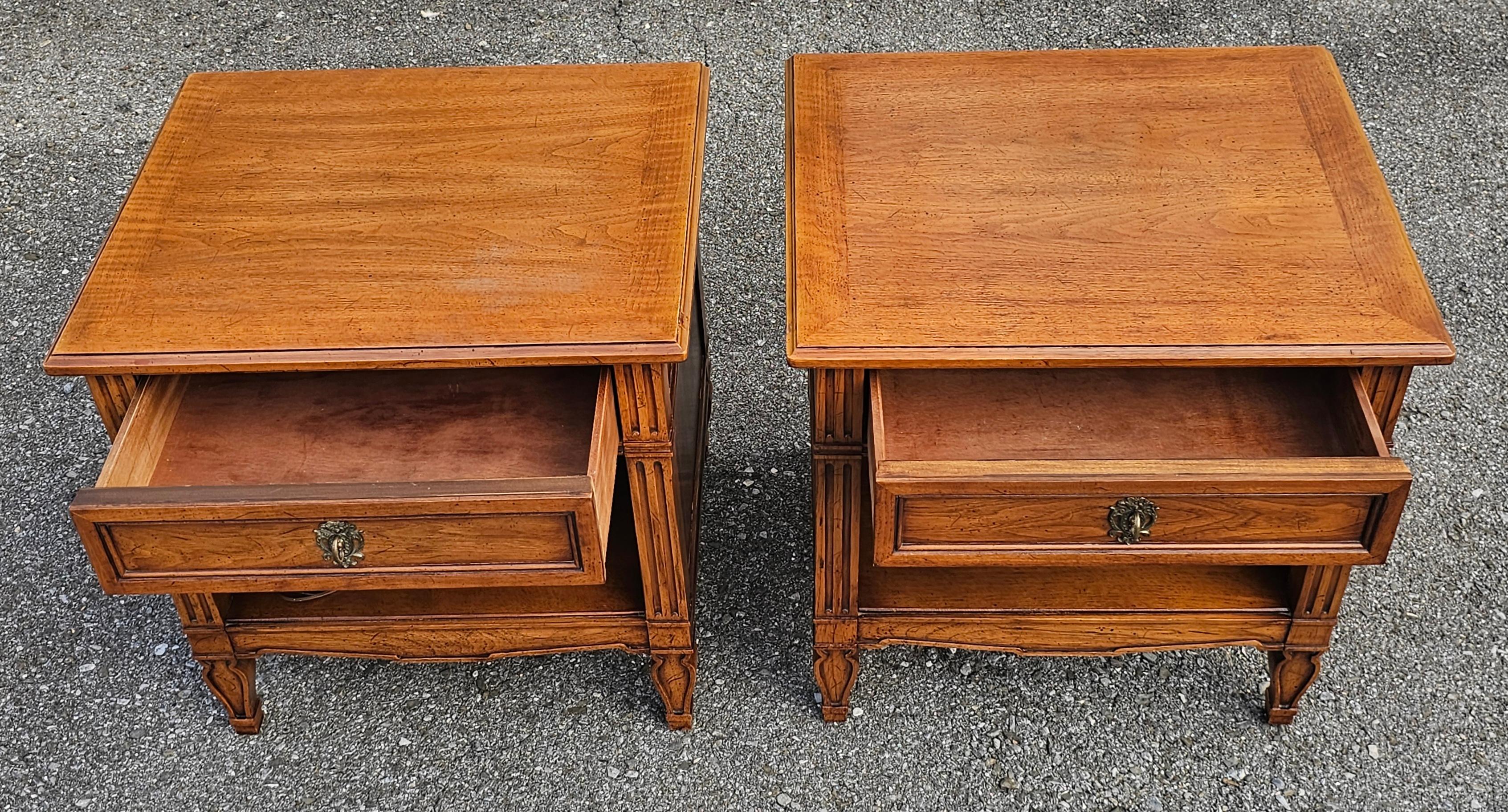 Paire de tables d'appoint à un tiroir en noyer du milieu du siècle Henredon Folio One Bon état - En vente à Germantown, MD