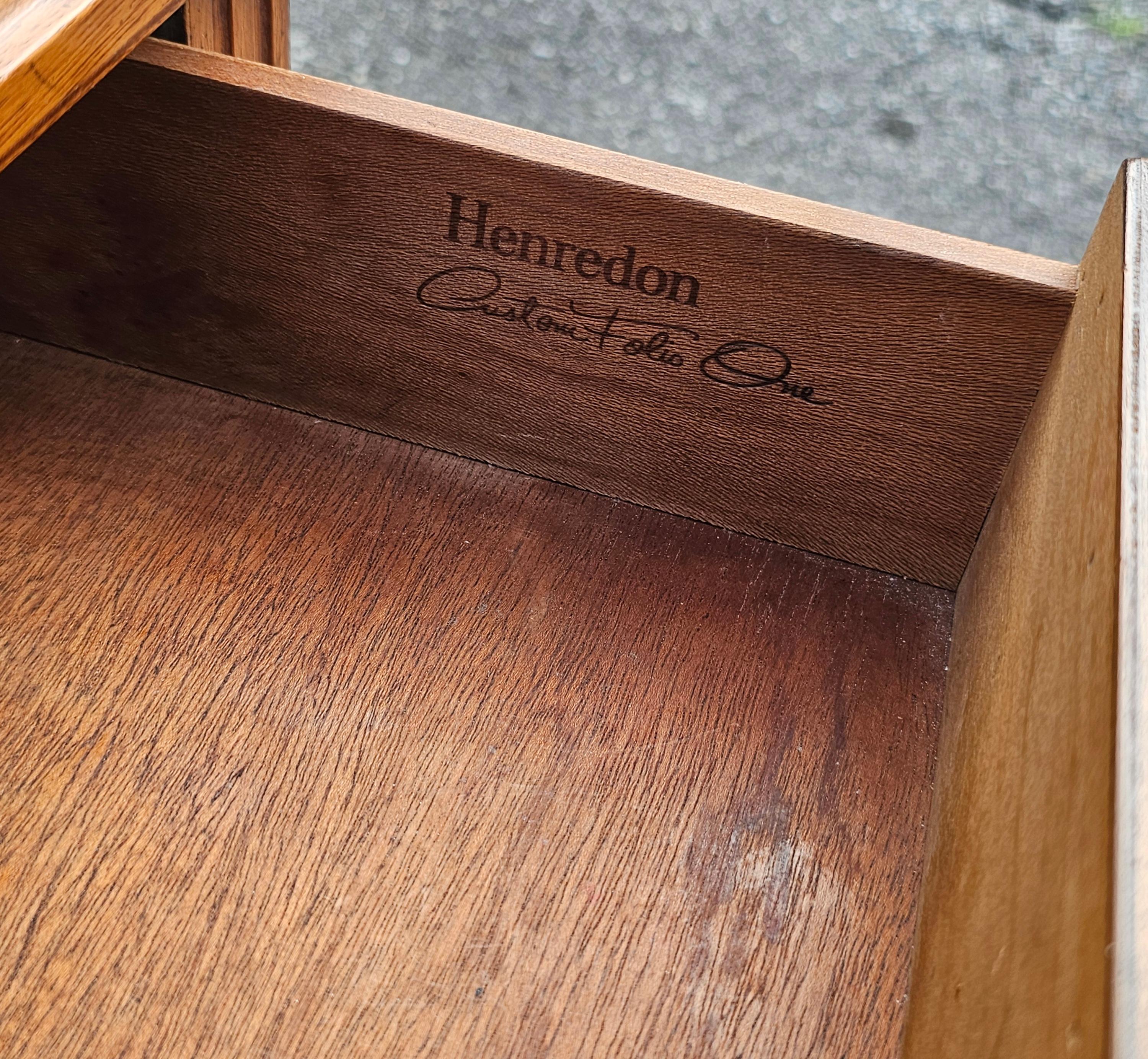 20ième siècle Paire de tables d'appoint à un tiroir en noyer du milieu du siècle Henredon Folio One en vente