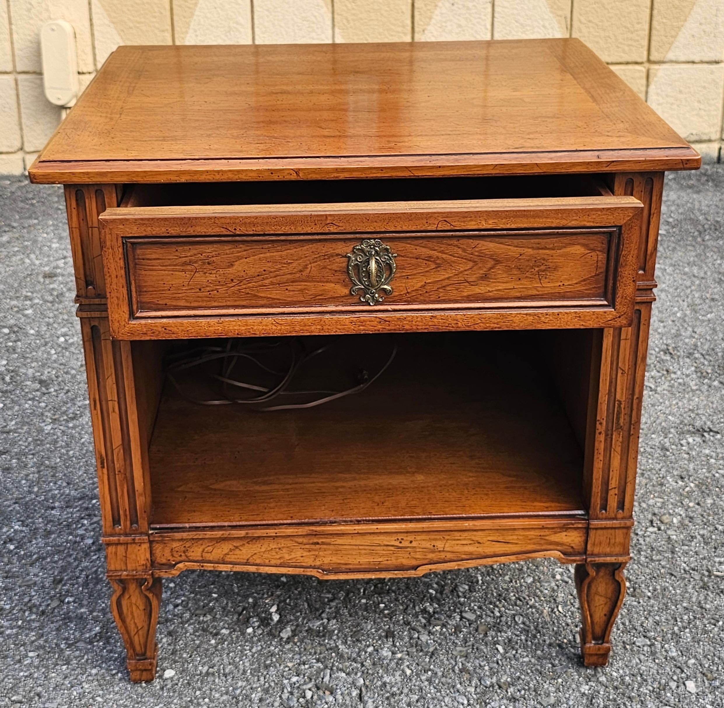 Noyer Paire de tables d'appoint à un tiroir en noyer du milieu du siècle Henredon Folio One en vente