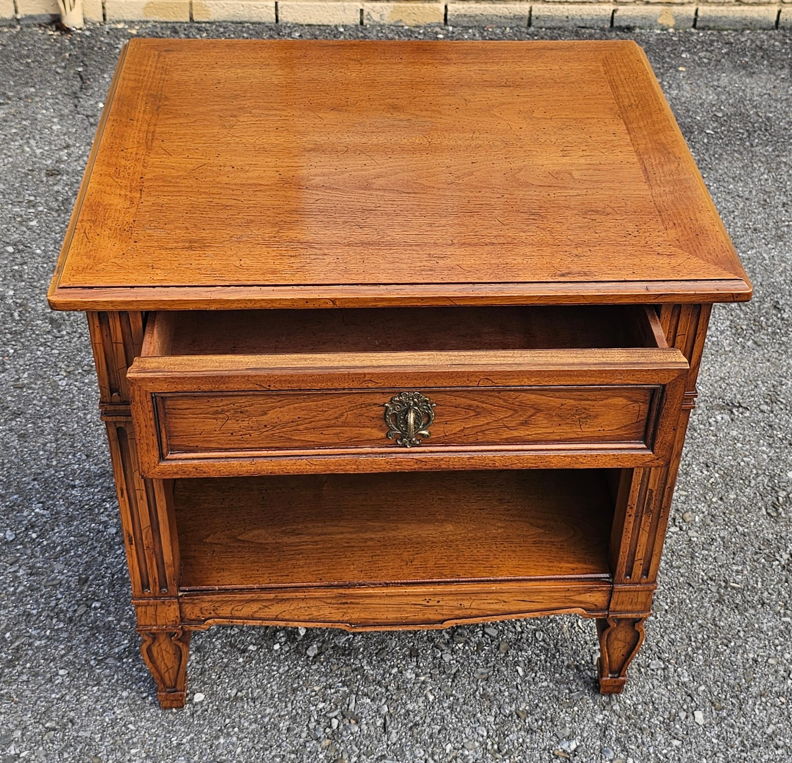 Paire de tables d'appoint à un tiroir en noyer du milieu du siècle Henredon Folio One en vente 1