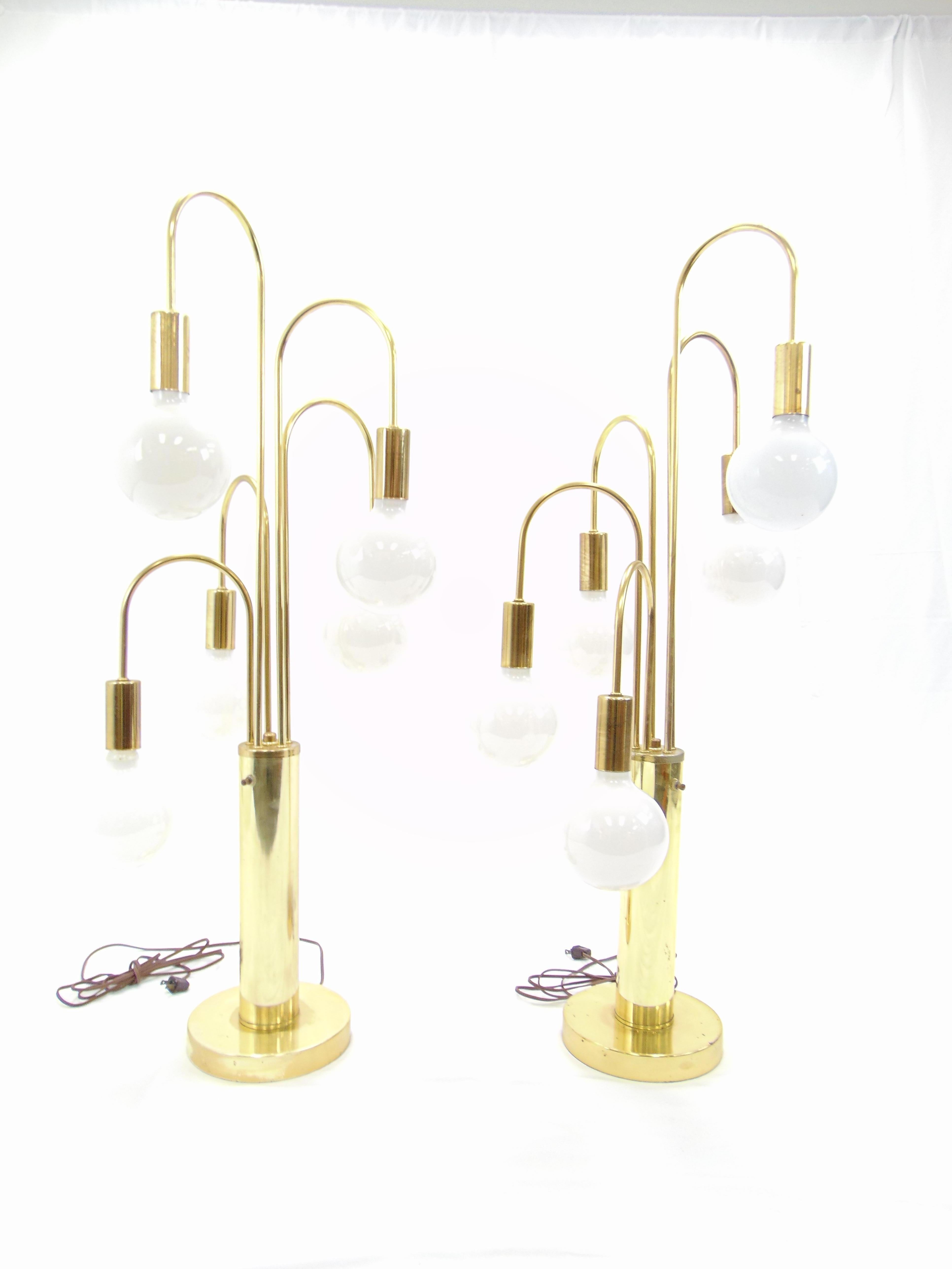Pair of Midcentury Hollywood Regency Brass Waterfall Table Lamps In Good Condition For Sale In Tulsa, OK