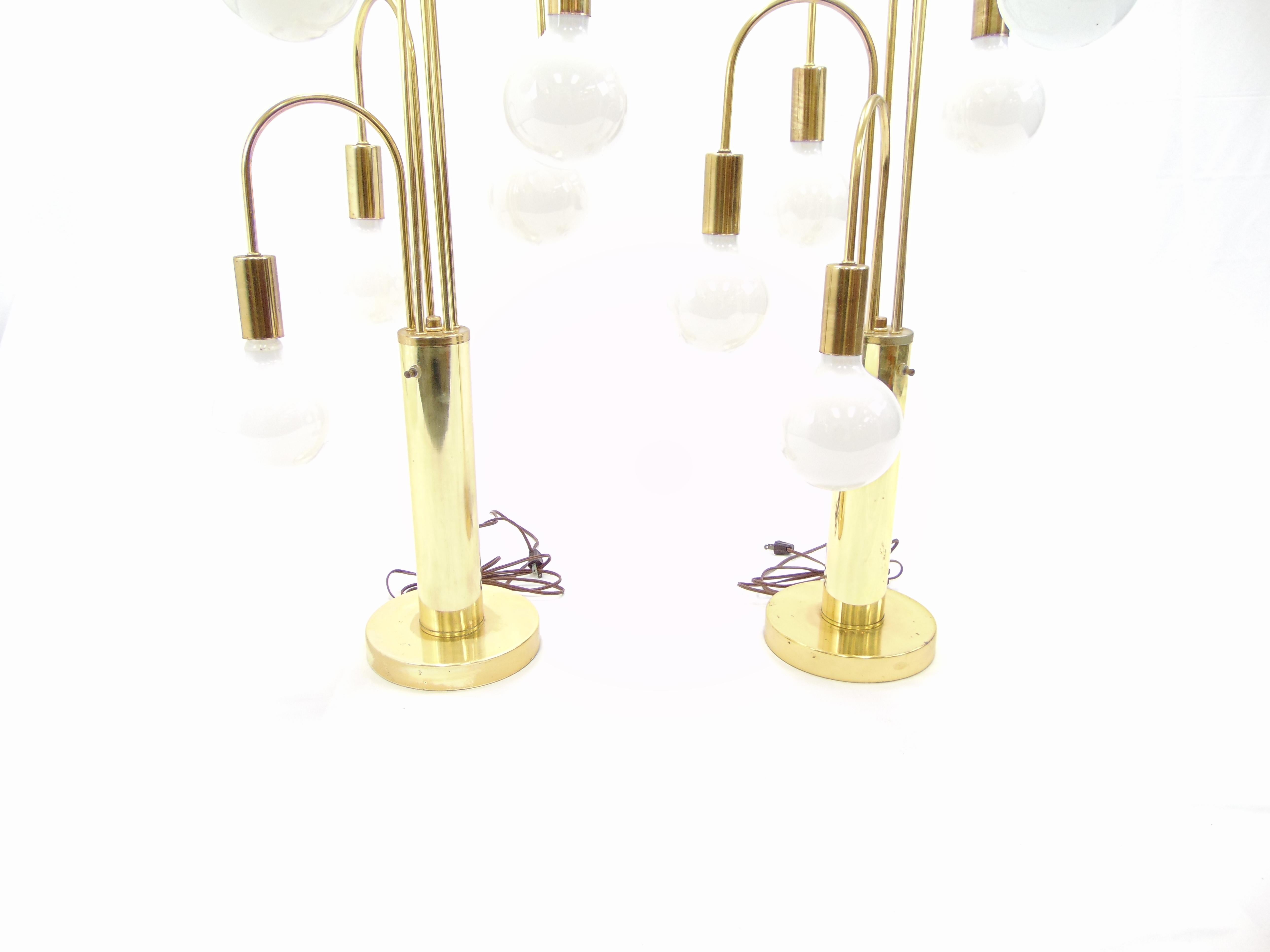Late 20th Century Pair of Midcentury Hollywood Regency Brass Waterfall Table Lamps For Sale