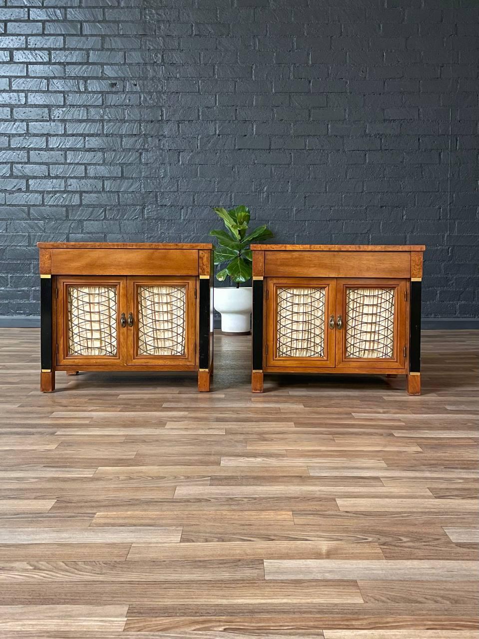 Zustand: Original Vintage By Zustand

MATERIALIEN: Helles Nussbaumholz, Wurzelholz, plissierter Stoff, patinierte Messingbeschläge und -gitter

Zwei Nachttische aus der Mitte des Jahrhunderts im Hollywood-Regency-Stil von American of Martinsville,