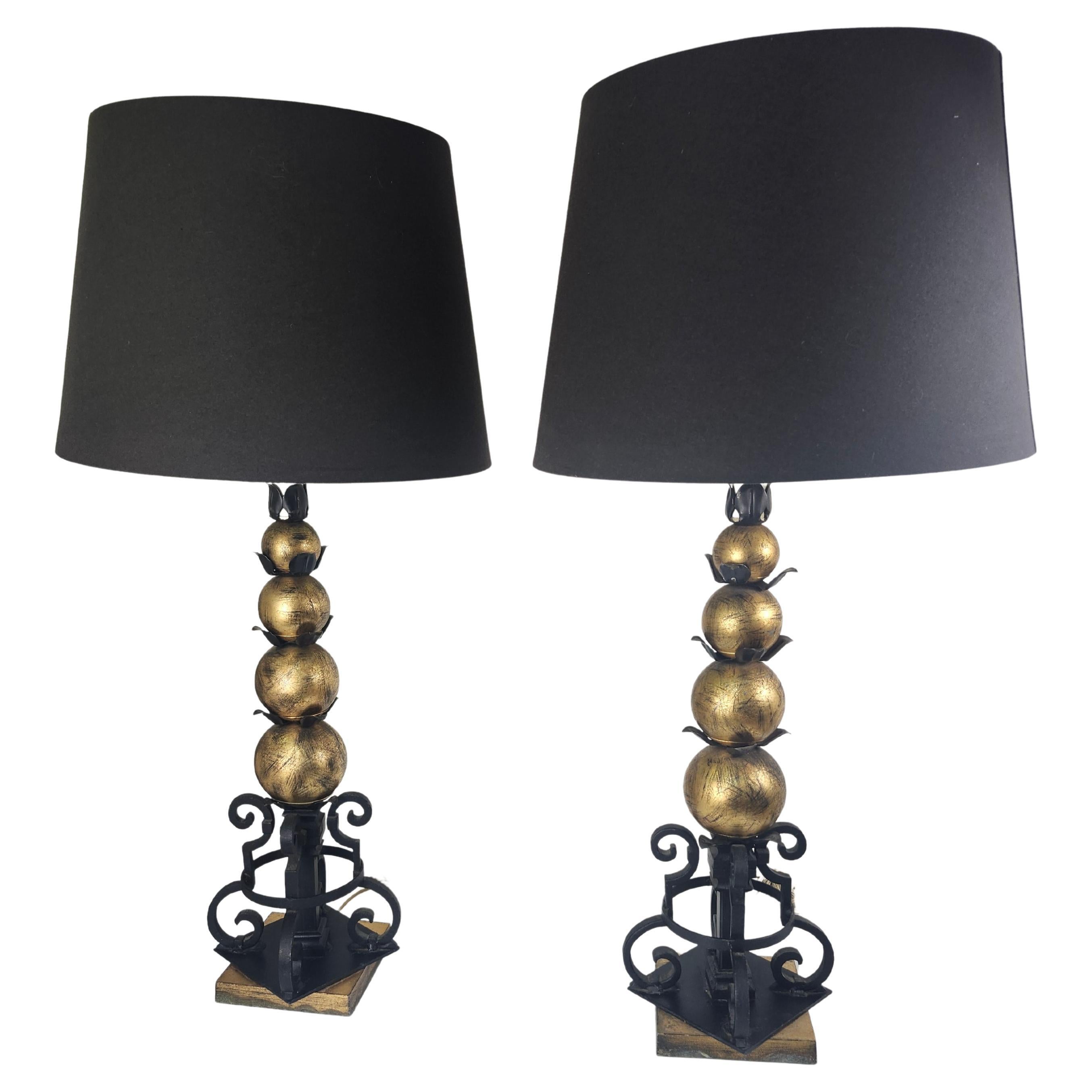 Pareja de lámparas de mesa Hollywood Regency de mediados de siglo con bolas apiladas doradas C1960 Regencia de Hollywood en venta