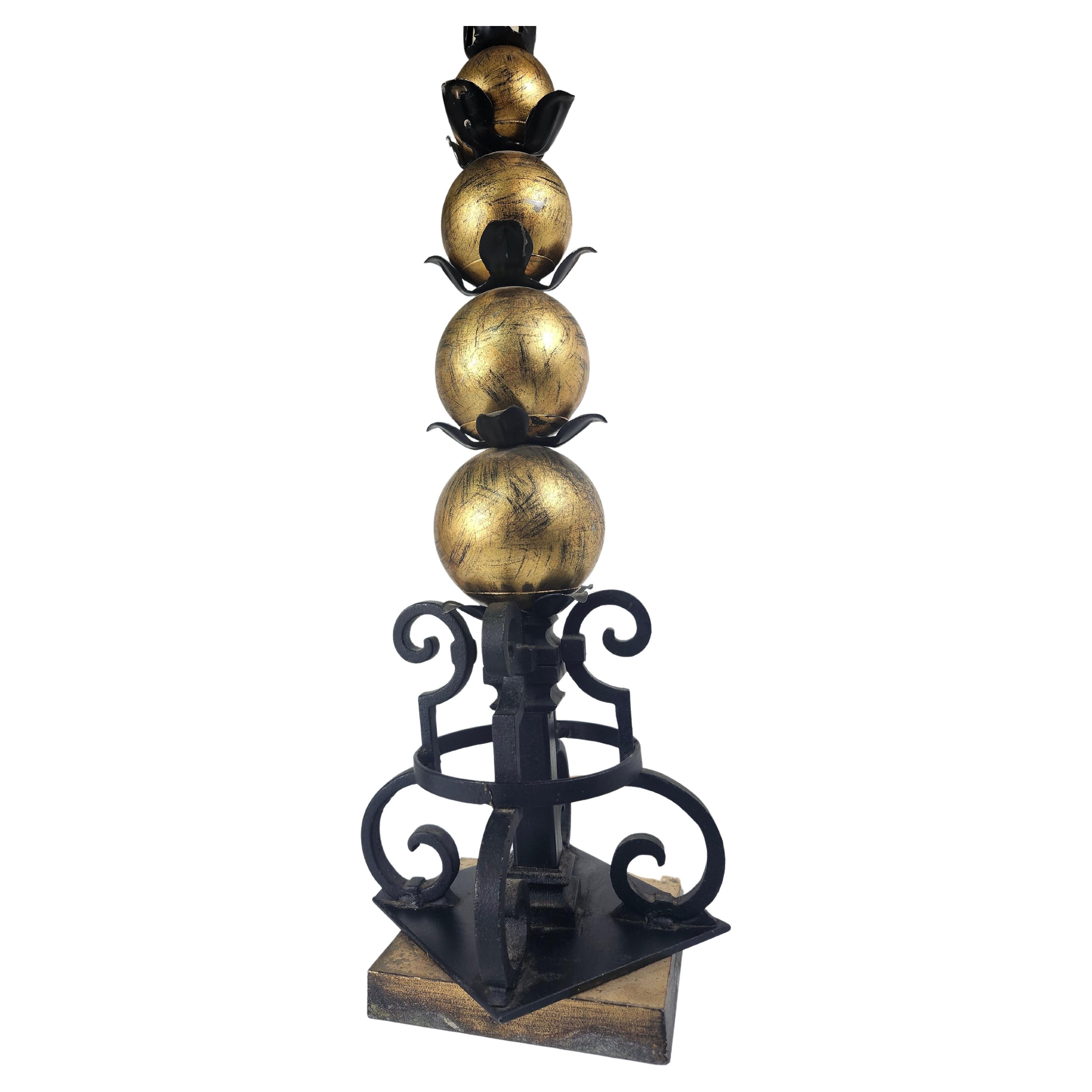 Pareja de lámparas de mesa Hollywood Regency de mediados de siglo con bolas apiladas doradas C1960 Estadounidense en venta