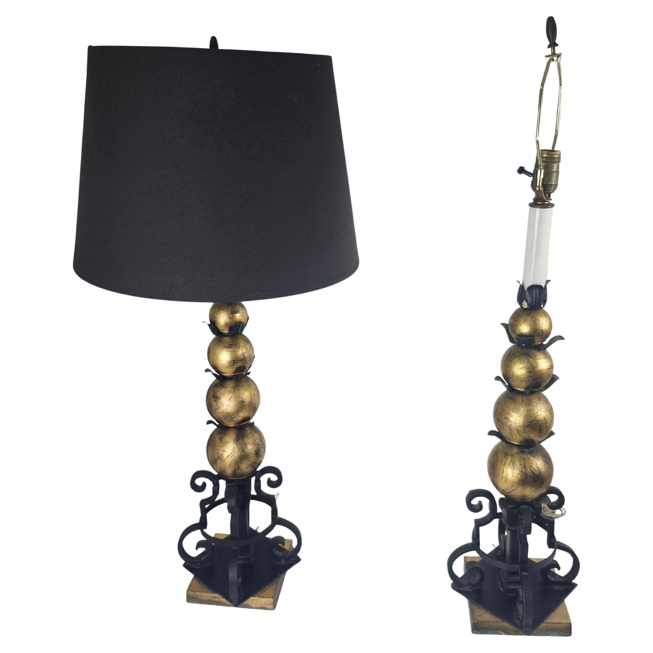 Pareja de lámparas de mesa Hollywood Regency de mediados de siglo con bolas apiladas doradas C1960 Dorado en venta
