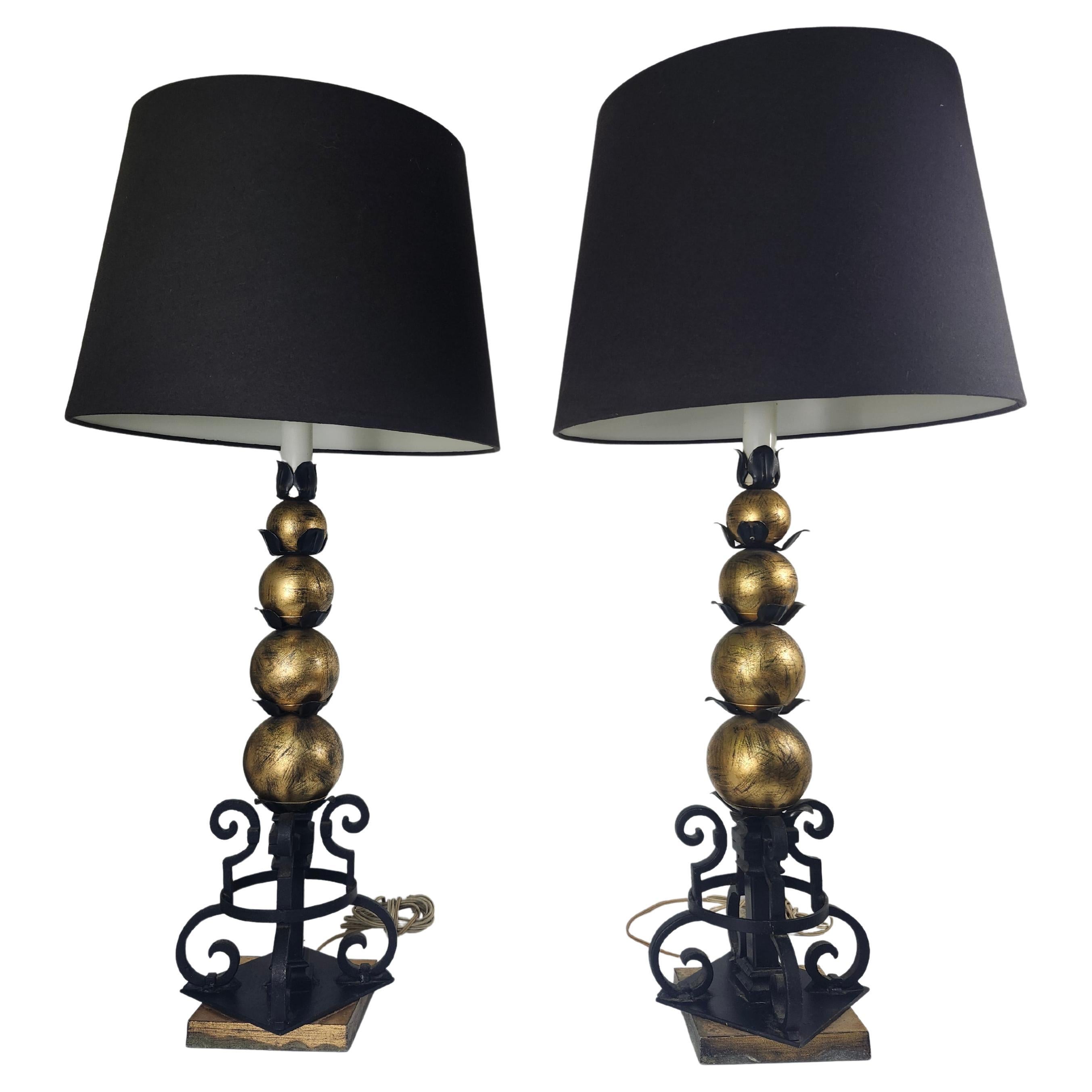 Pareja de lámparas de mesa Hollywood Regency de mediados de siglo con bolas apiladas doradas C1960 en Bueno estado para la venta en Port Jervis, NY