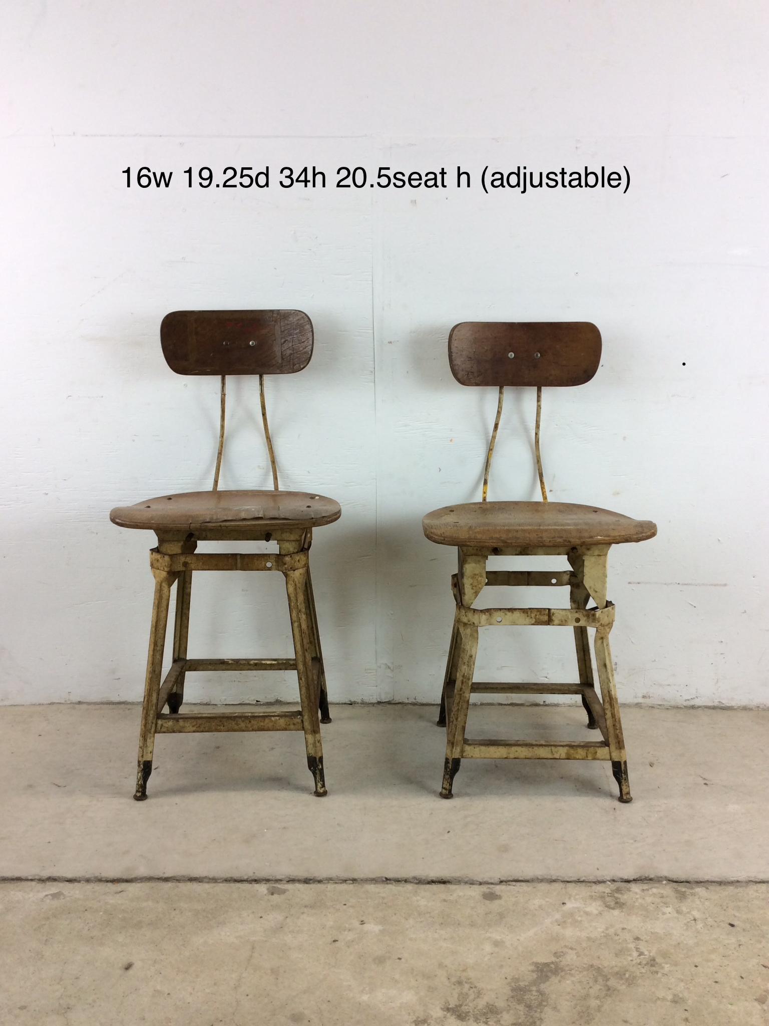 Questa coppia di sgabelli industriali di metà secolo presenta basi originali in acciaio verniciato, seduta in legno curvato e schienale regolabile in altezza.
u2028Dimensioni: 16w 19.25d 34h 20.5sh

Condit: La base e le gambe in metallo mostrano un