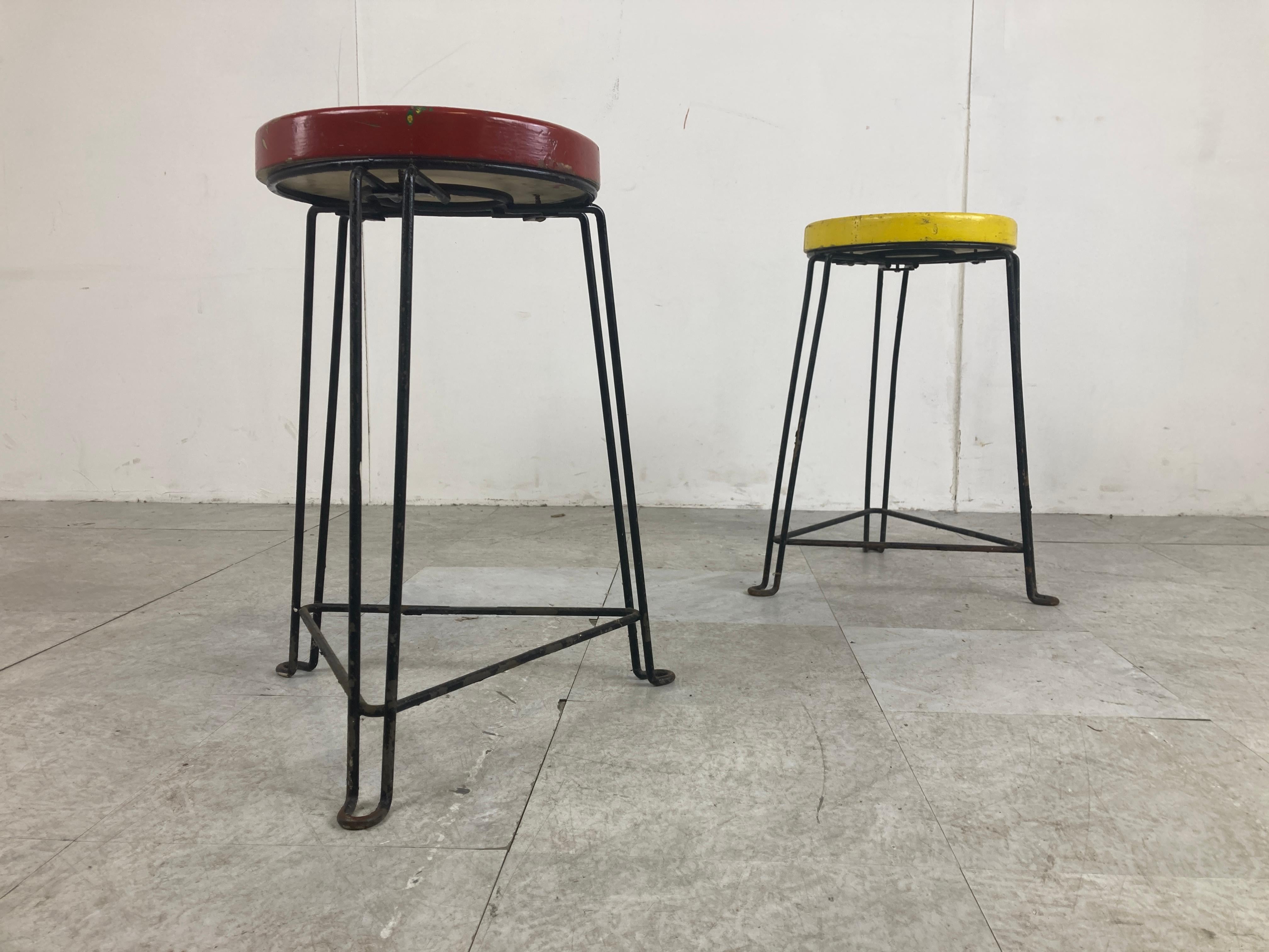Midcentury industrial stools with a red and yellow wooden seat and a black metal base.

Very much in the style of Belgian designed Willy Vandermeeren.

Nicely worn, which makes them very attractive.

1950s Belgium.

Measures: Height: