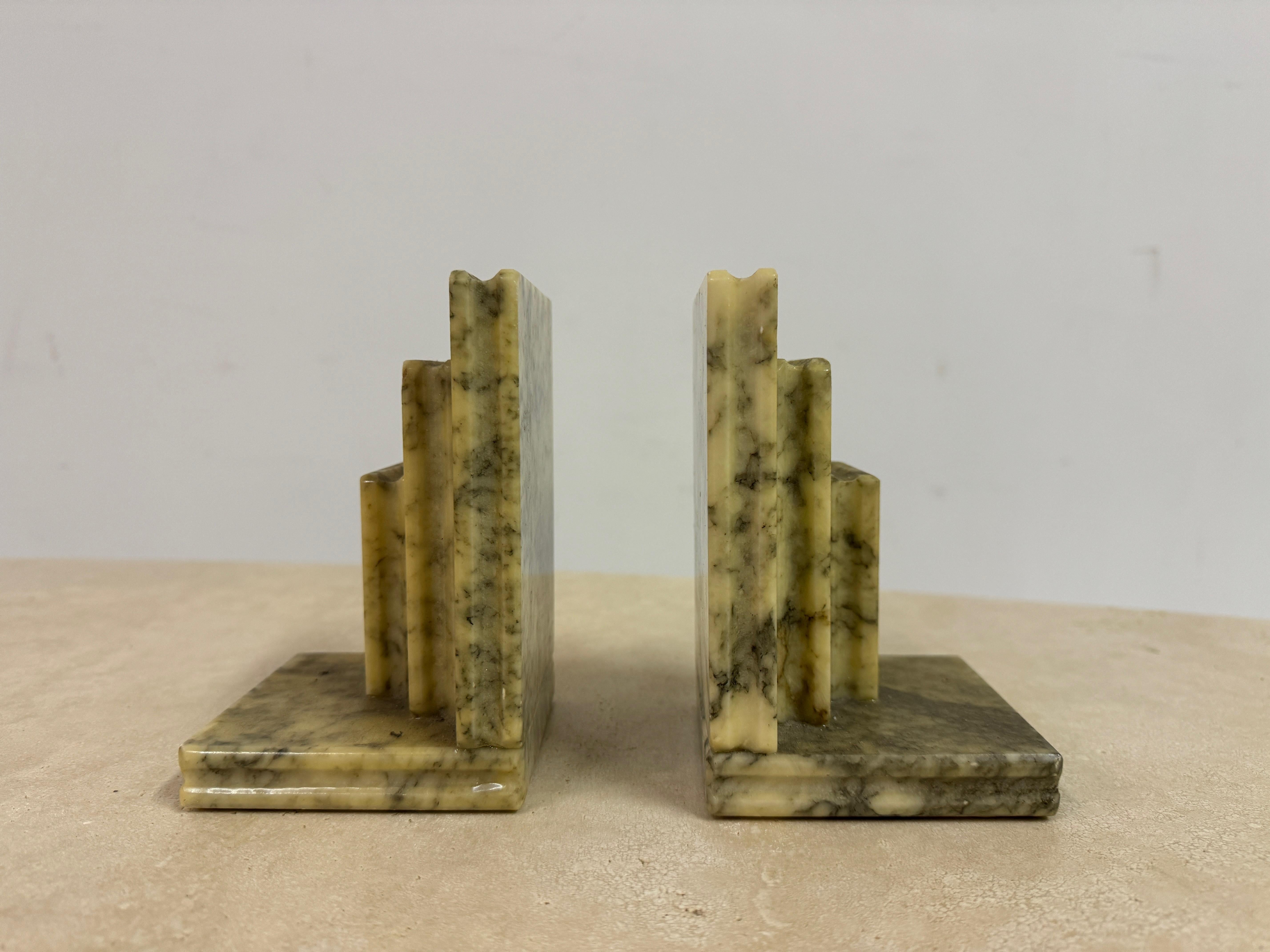 Pair of bookends

Alabaster

Handcarved 

Bookshaped

Italy Mid 20th Century