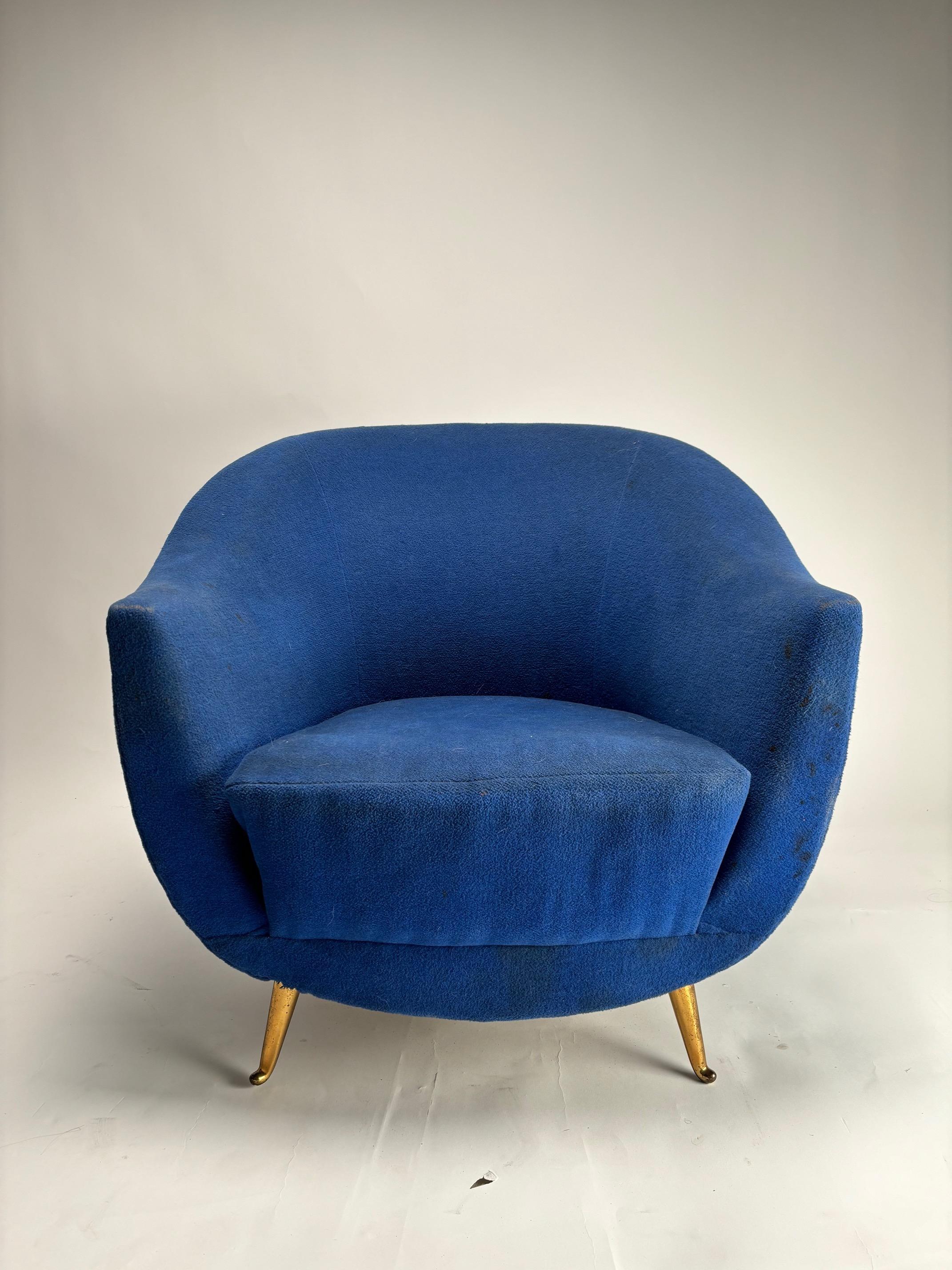 Rara coppia di poltrone di metà secolo prodotte dall'azienda ISA di Bergamo, nello stile di Federico Munari, made in Italy, anni '50

Si tratta di sedute eleganti e raffinate, che grazie ai piedini in ottone e al design sofisticato daranno un tocco