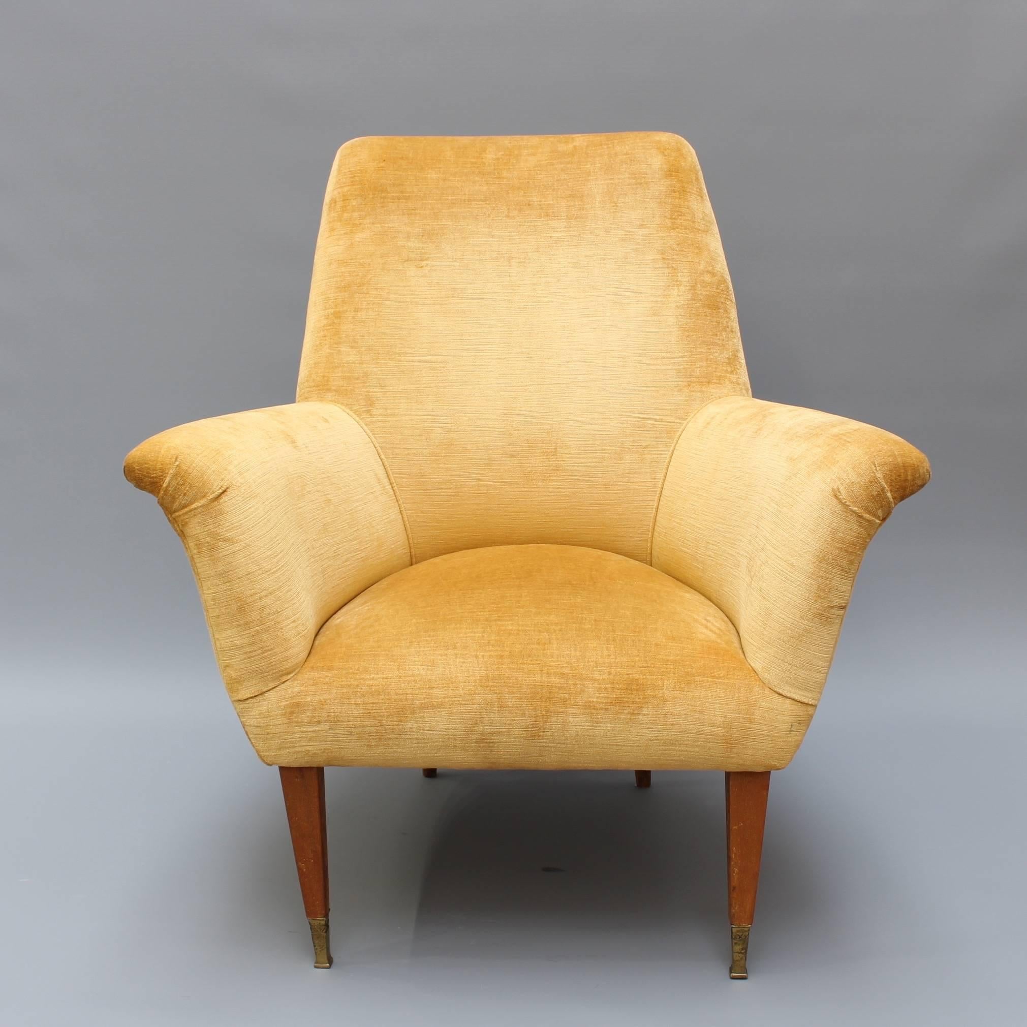 Mid-Century Modern Pair of Mid-Century Italian Armchairs in Golden Velvet, circa 1950s