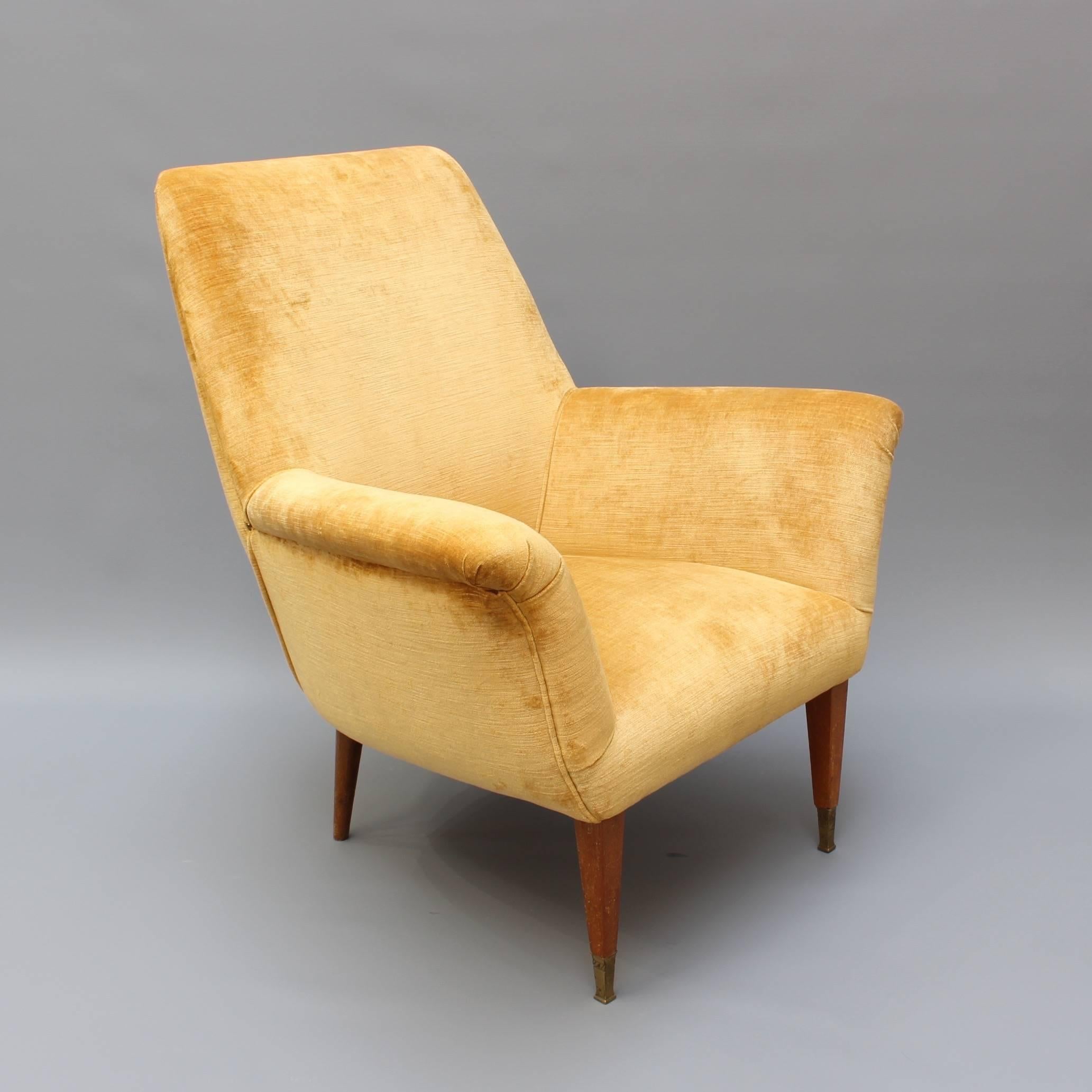 Pair of Mid-Century Italian Armchairs in Golden Velvet, circa 1950s 3