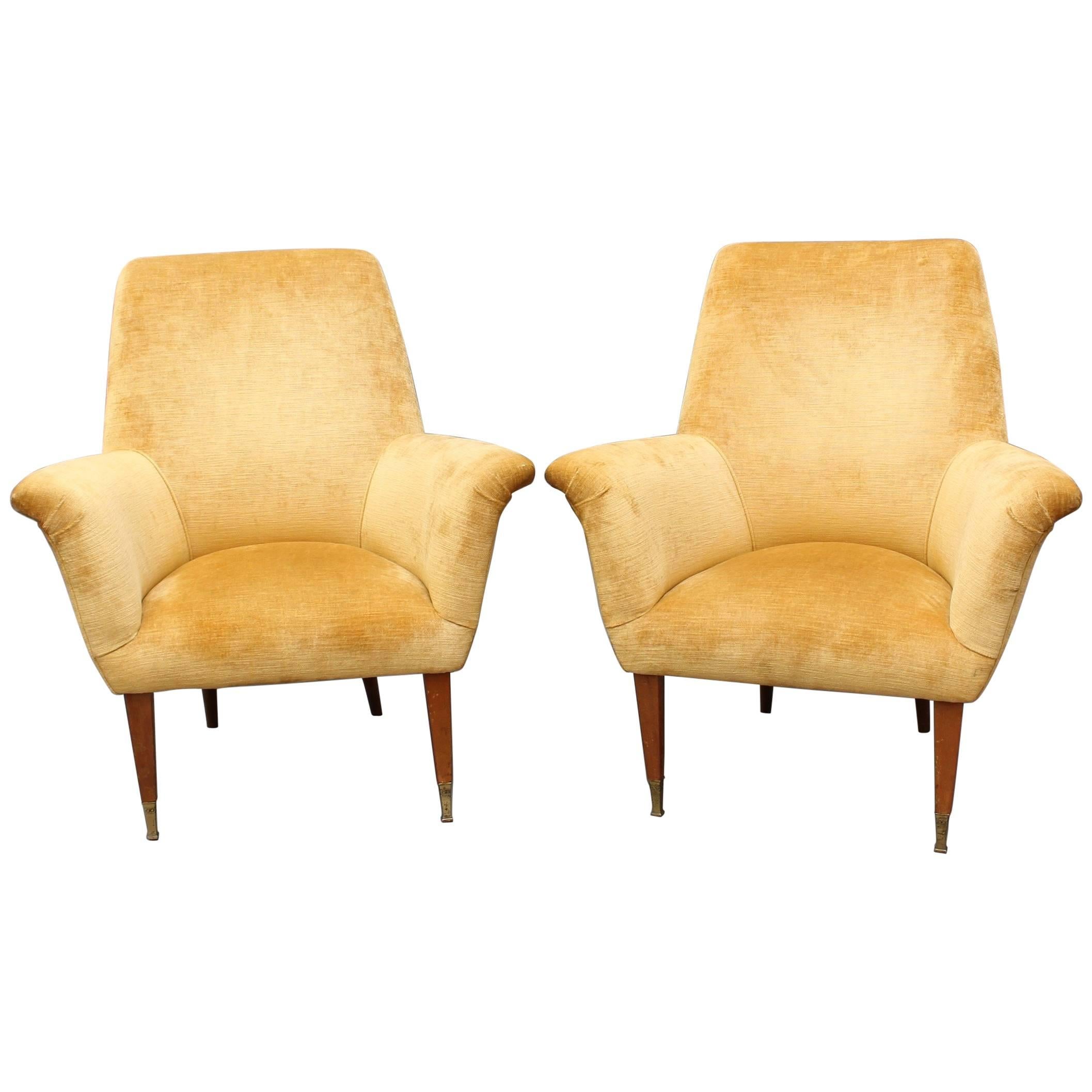 Paire de fauteuils italiens du milieu du siècle en velours doré (vers 1950) en vente