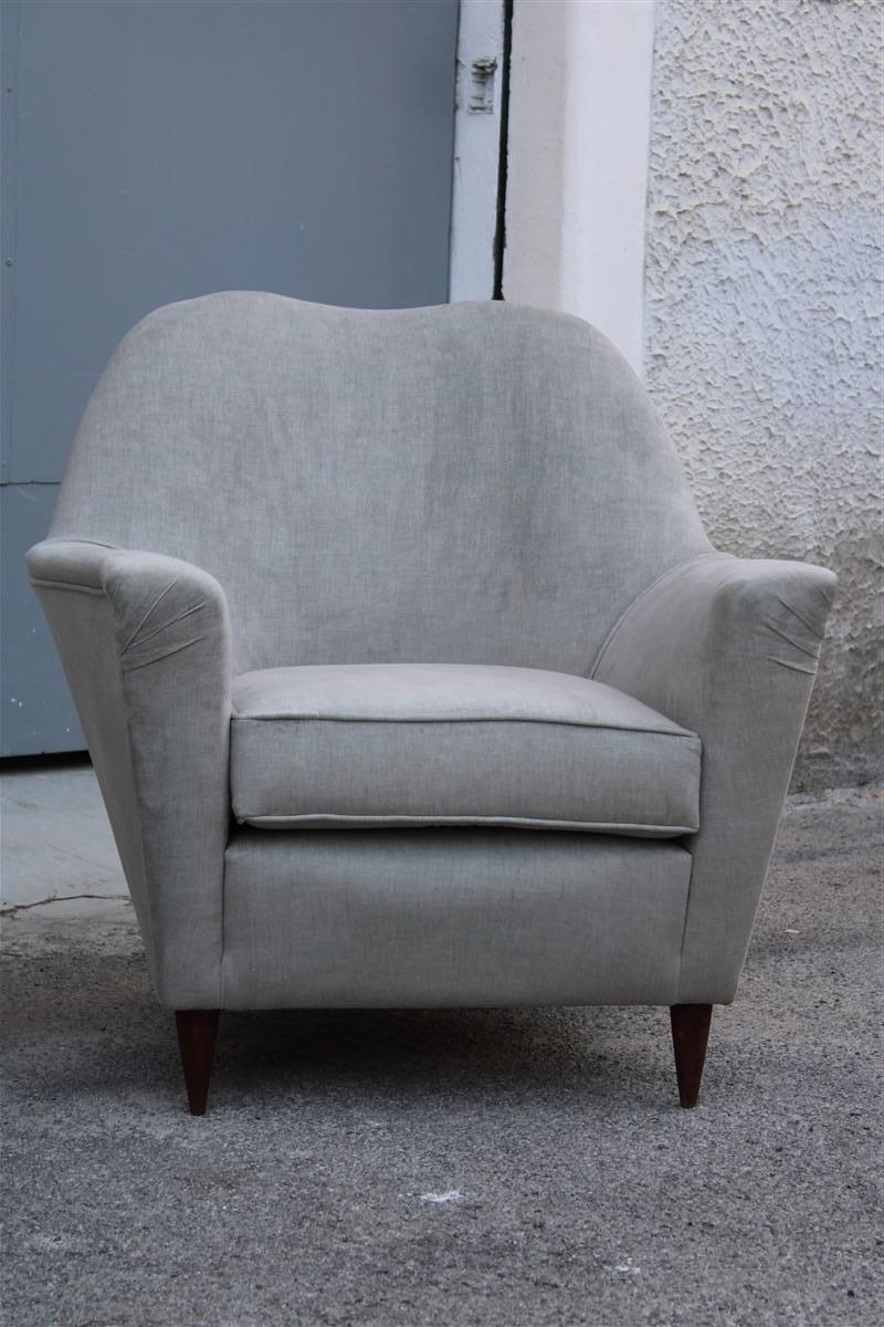 Velours Paire de fauteuils italiens du milieu du siècle dernier en velours gris de style Ico Parisi en vente